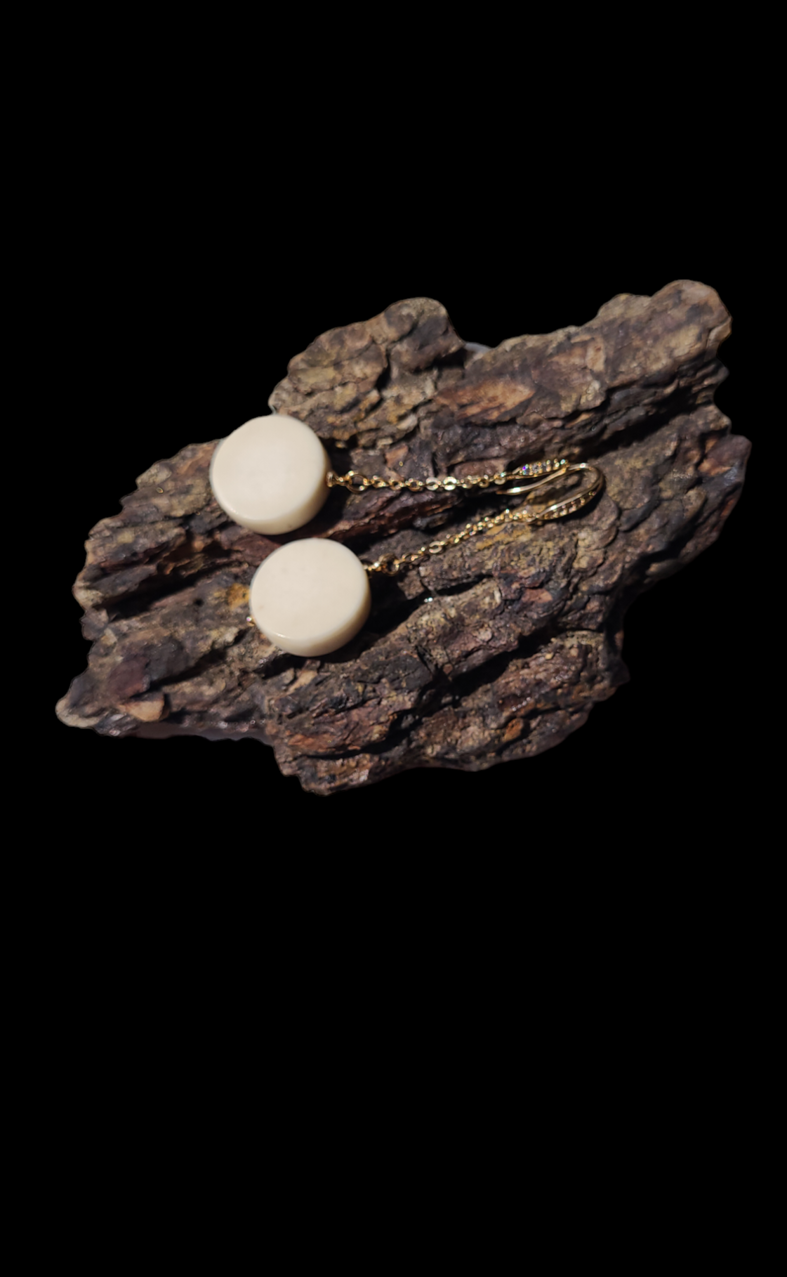Auskarai iš briedžio rago / Earrings of moose antler