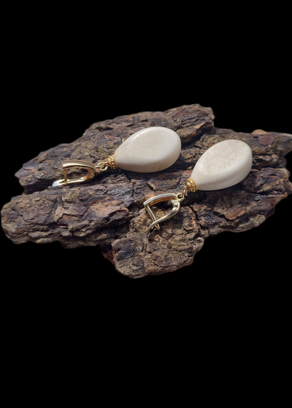 Auskarai iš briedžio rago / Earrings of moose antler