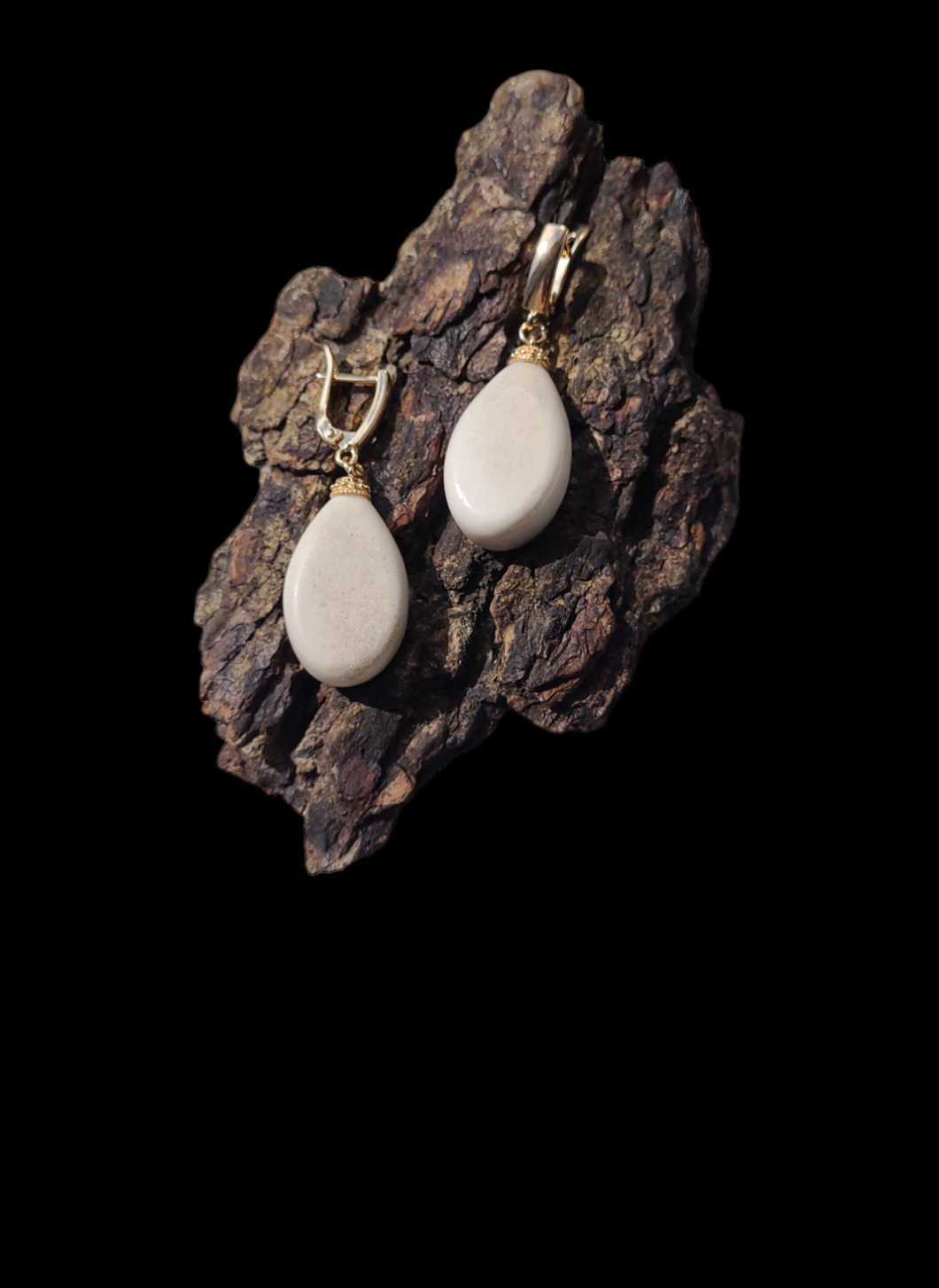 Auskarai iš briedžio rago / Earrings of moose antler