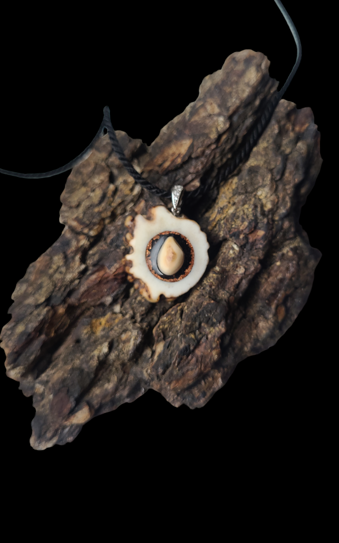 Kaklo papuošalas iš rago / Necklace