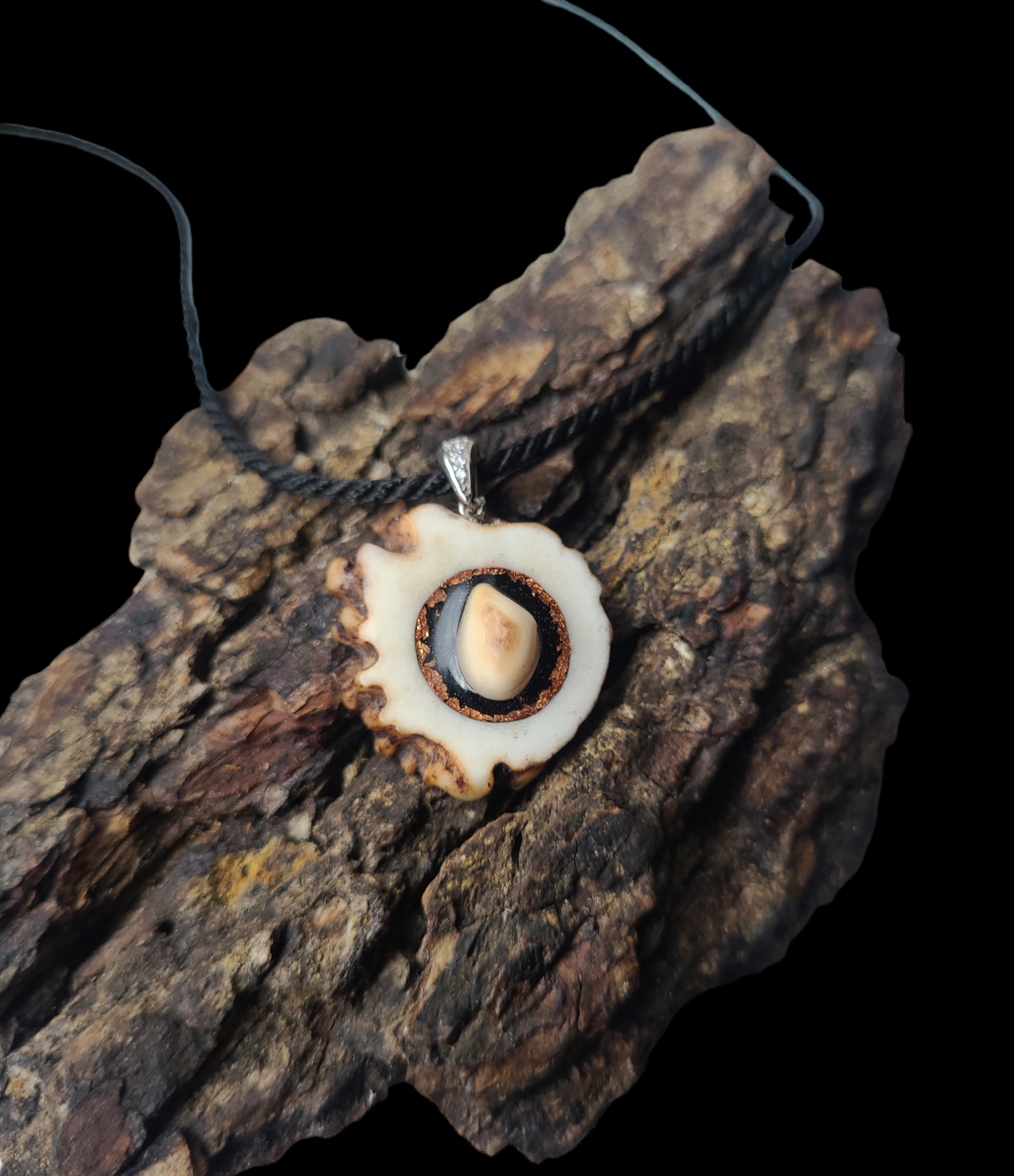 Kaklo papuošalas iš rago / Necklace