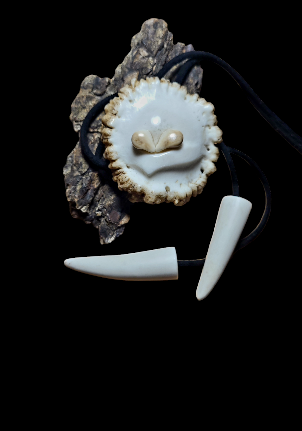 Kaklajuostė iš tauriojo elnio rago / Necktie of red deer antler 