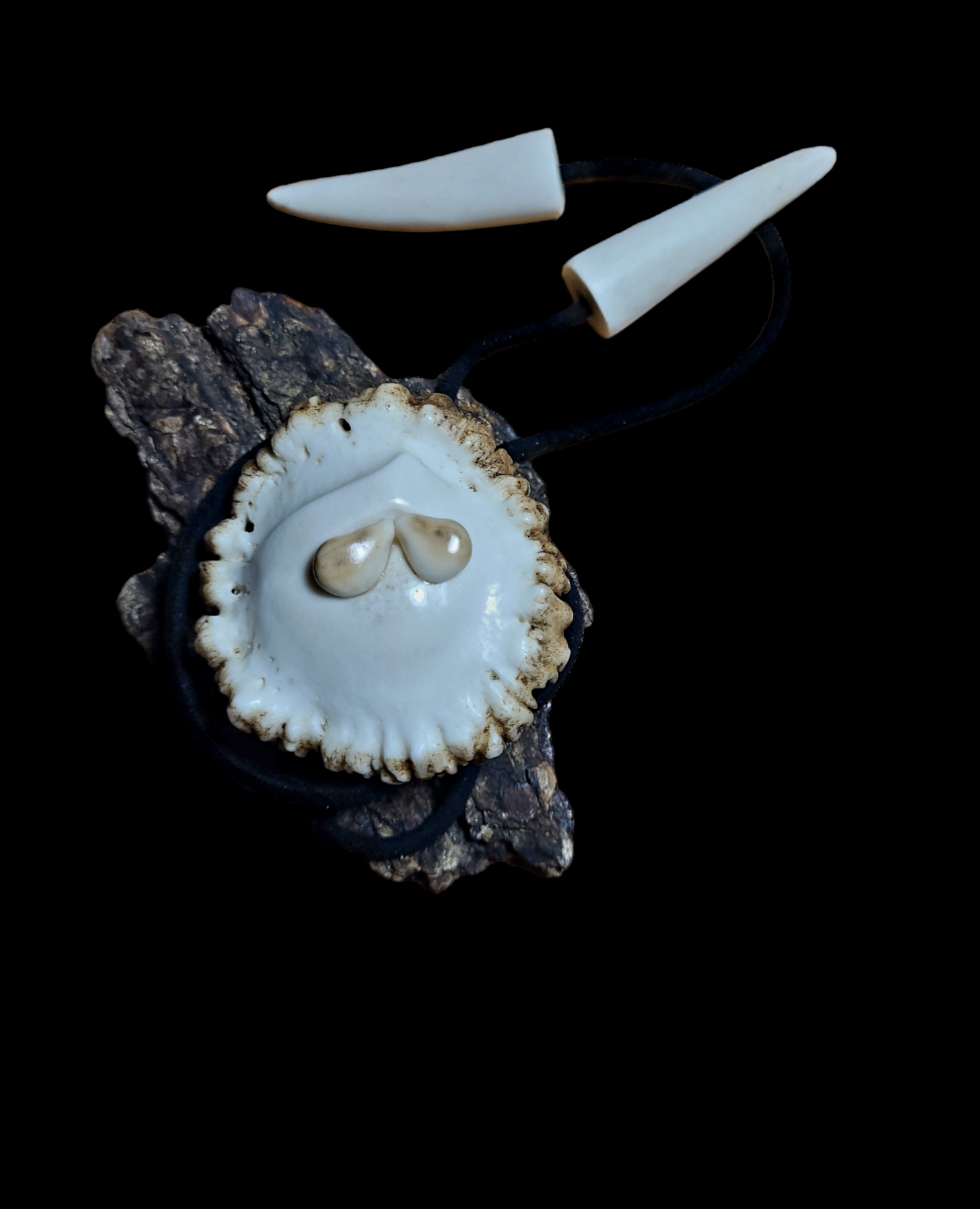 Kaklajuostė iš tauriojo elnio rago / Necktie of red deer antler 