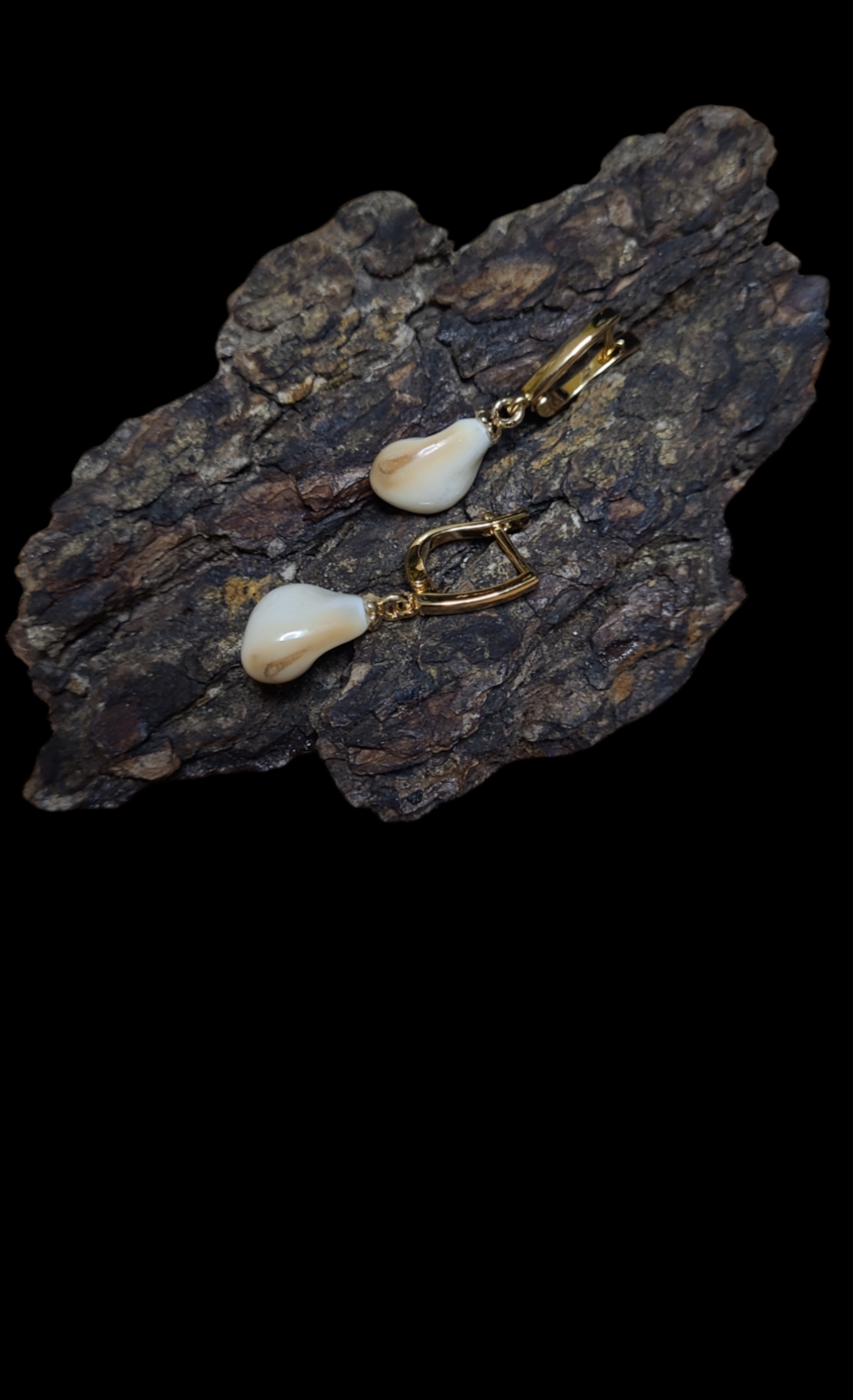 Auskarai iš tauriojo elnio dantų ,,perlų" / Earrings of red deer teeth ,,pearls"