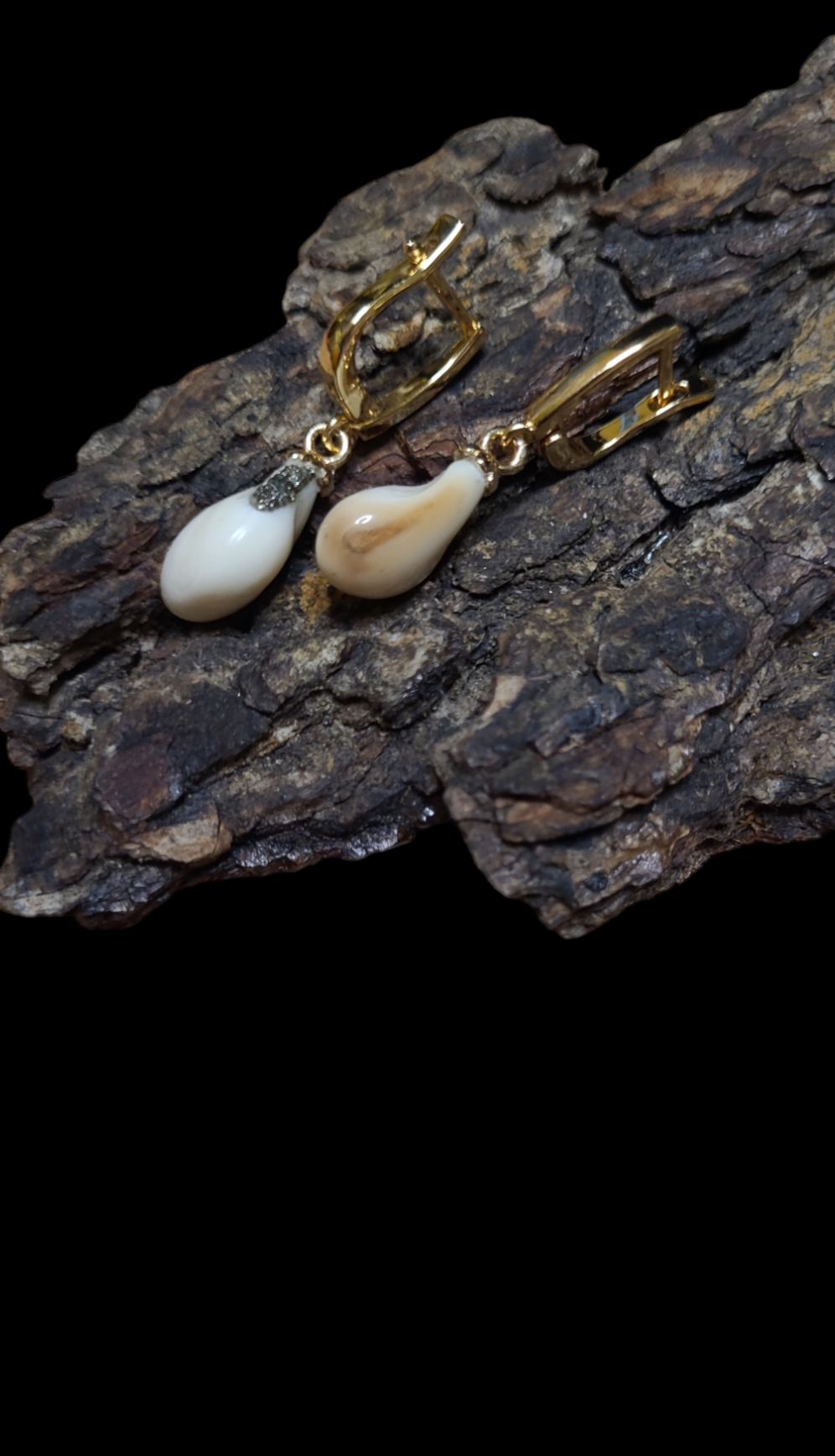 Auskarai iš tauriojo elnio dantų ,,perlų" / Earrings of red deer teeth ,,pearls"