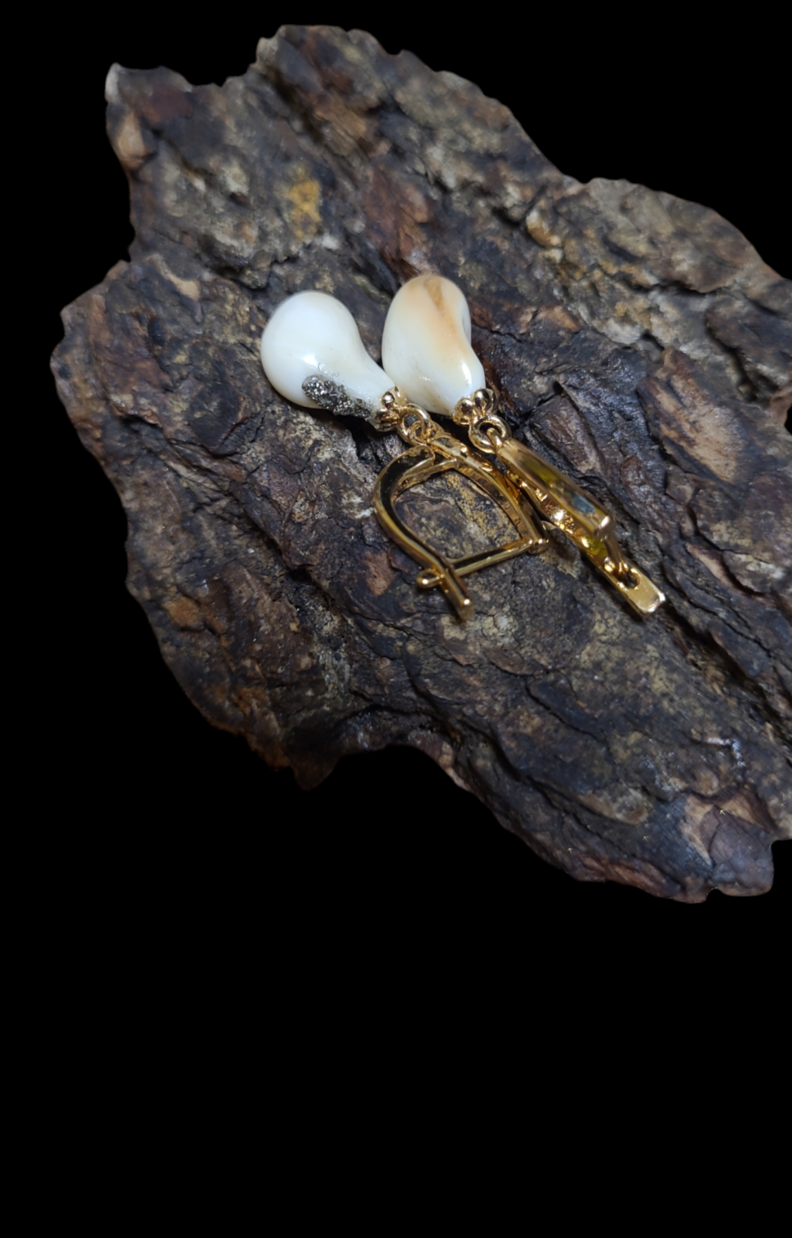 Auskarai iš tauriojo elnio dantų ,,perlų" / Earrings of red deer teeth ,,pearls"