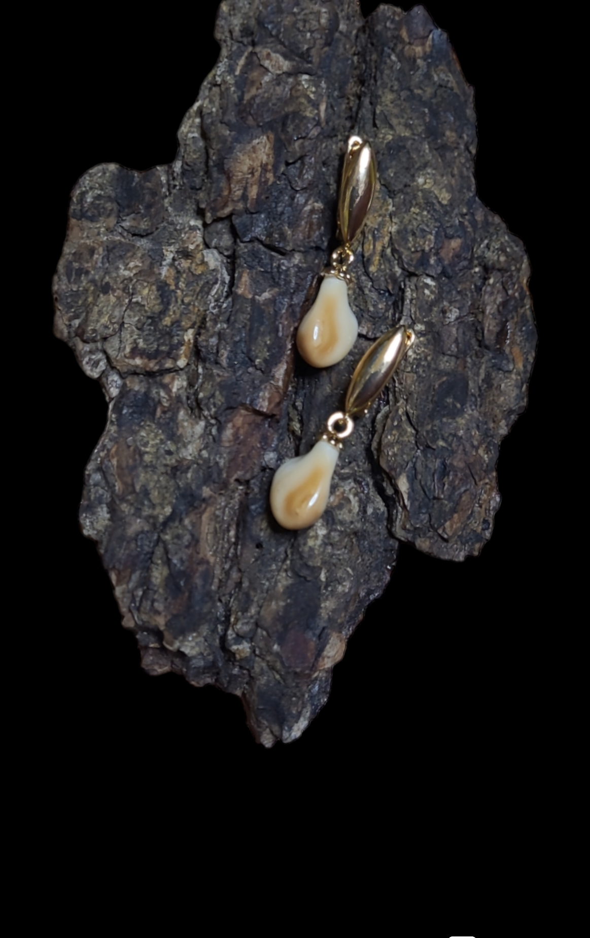 Auskarai iš tauriojo elnio dantų ,,perlų" / Earrings of red deer teeth ,,pearls"