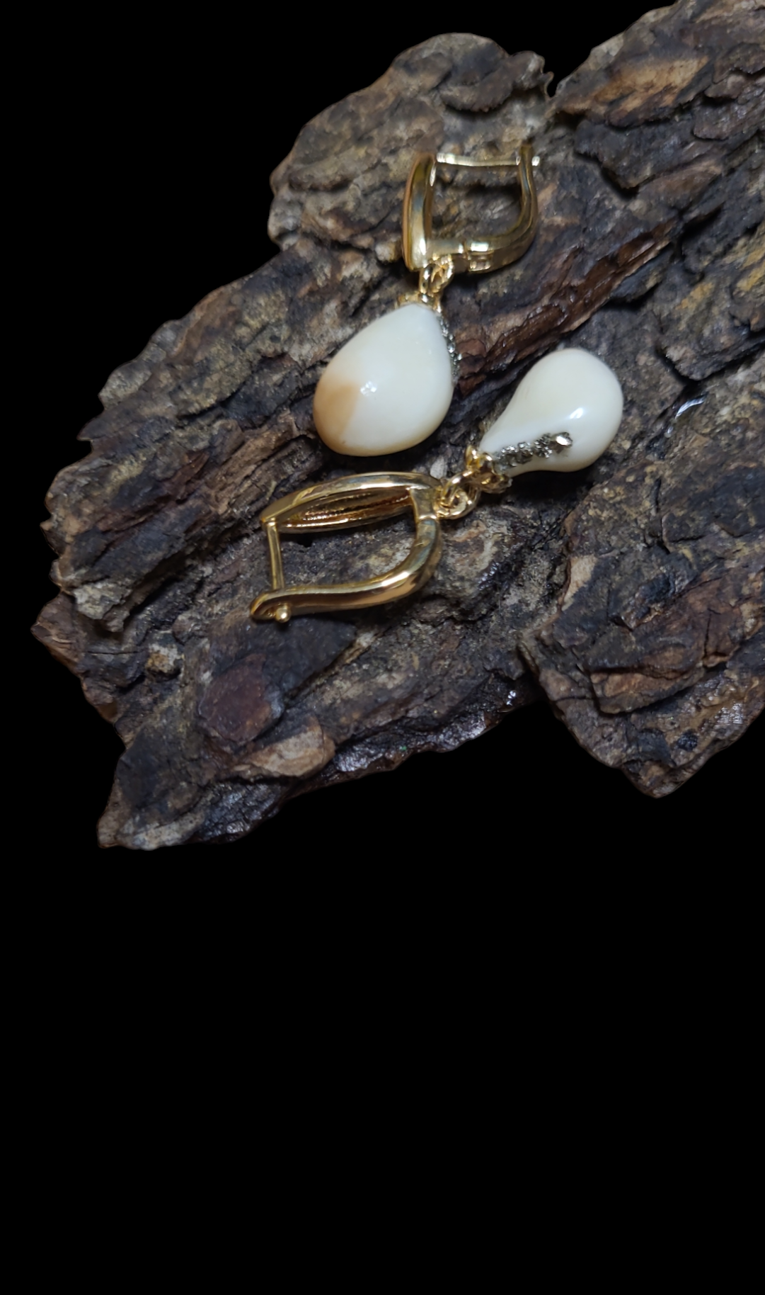 Auskarai iš tauriojo elnio dantų ,,perlų" / Earrings of red deer teeth ,,pearls"