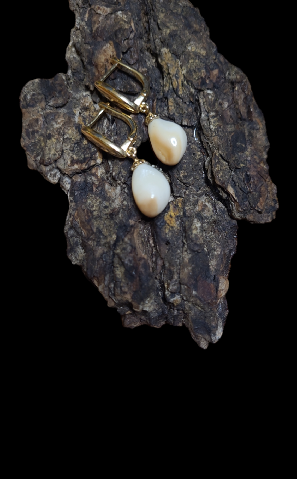 Auskarai iš tauriojo elnio dantų ,,perlų" / Earrings of red deer teeth ,,pearls"