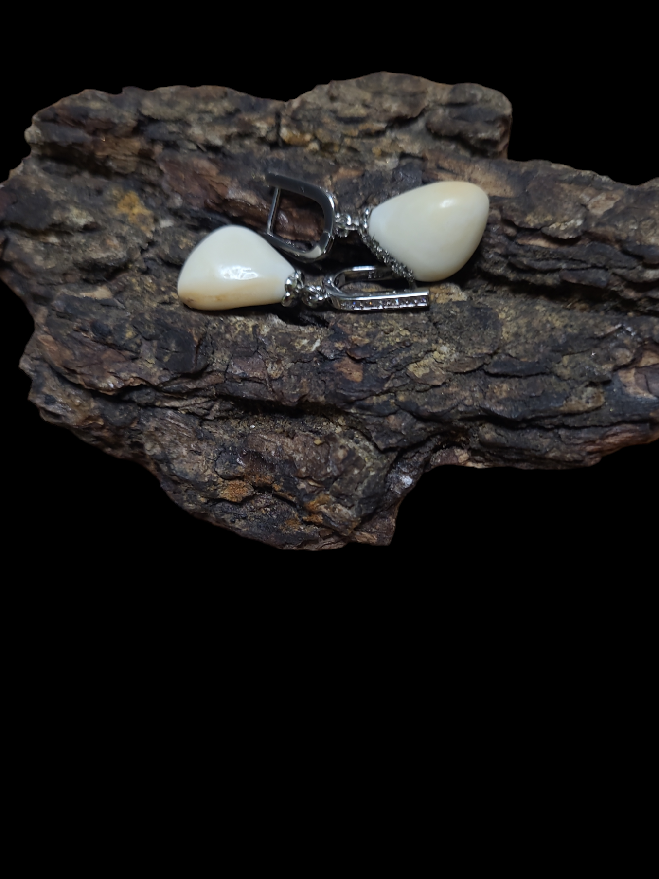Auskarai iš tauriojo elnio dantų ,,perlų" / Earrings of red deer teeth ,,pearls"