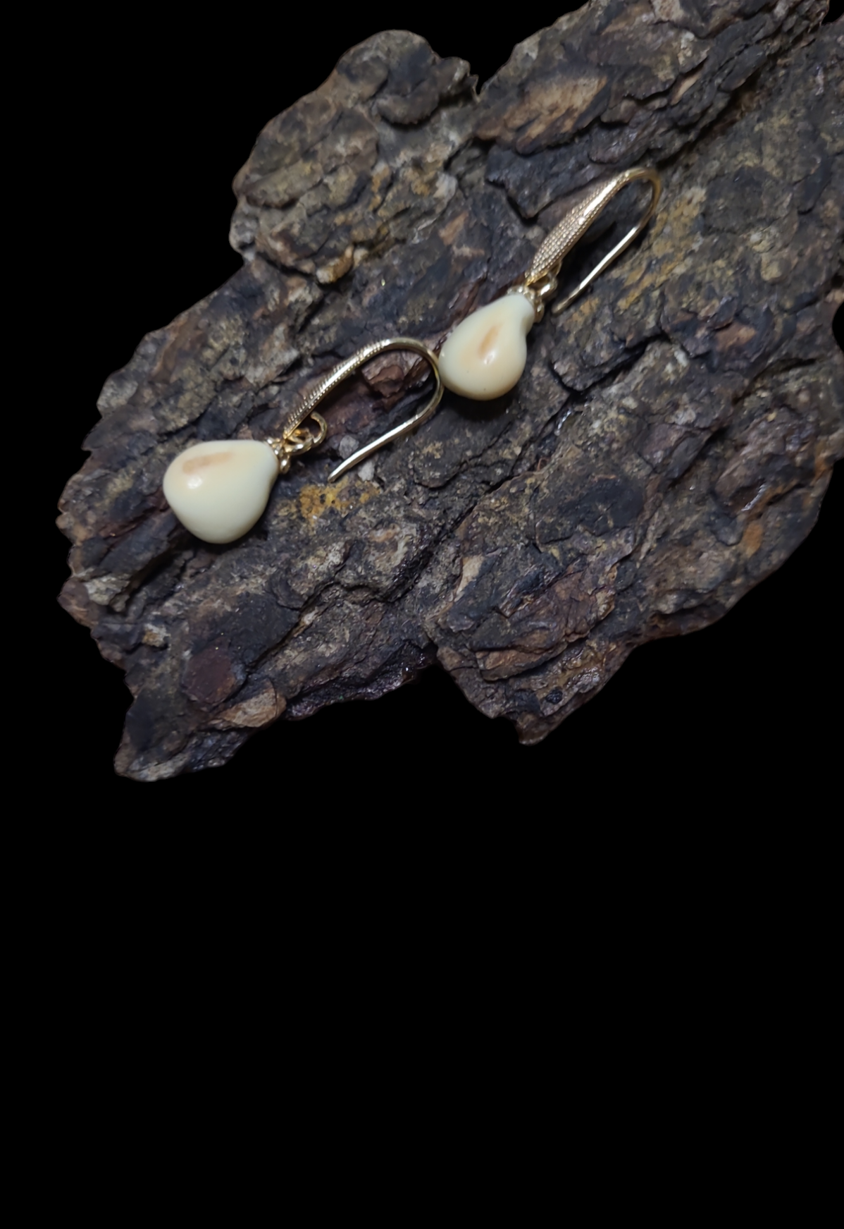 Auskarai iš tauriojo elnio dantų – „perlų" / Earrings of red deer teeth – „pearls"