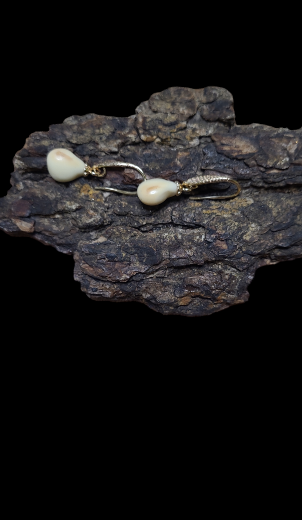 Auskarai iš tauriojo elnio dantų – „perlų" / Earrings of red deer teeth – „pearls"