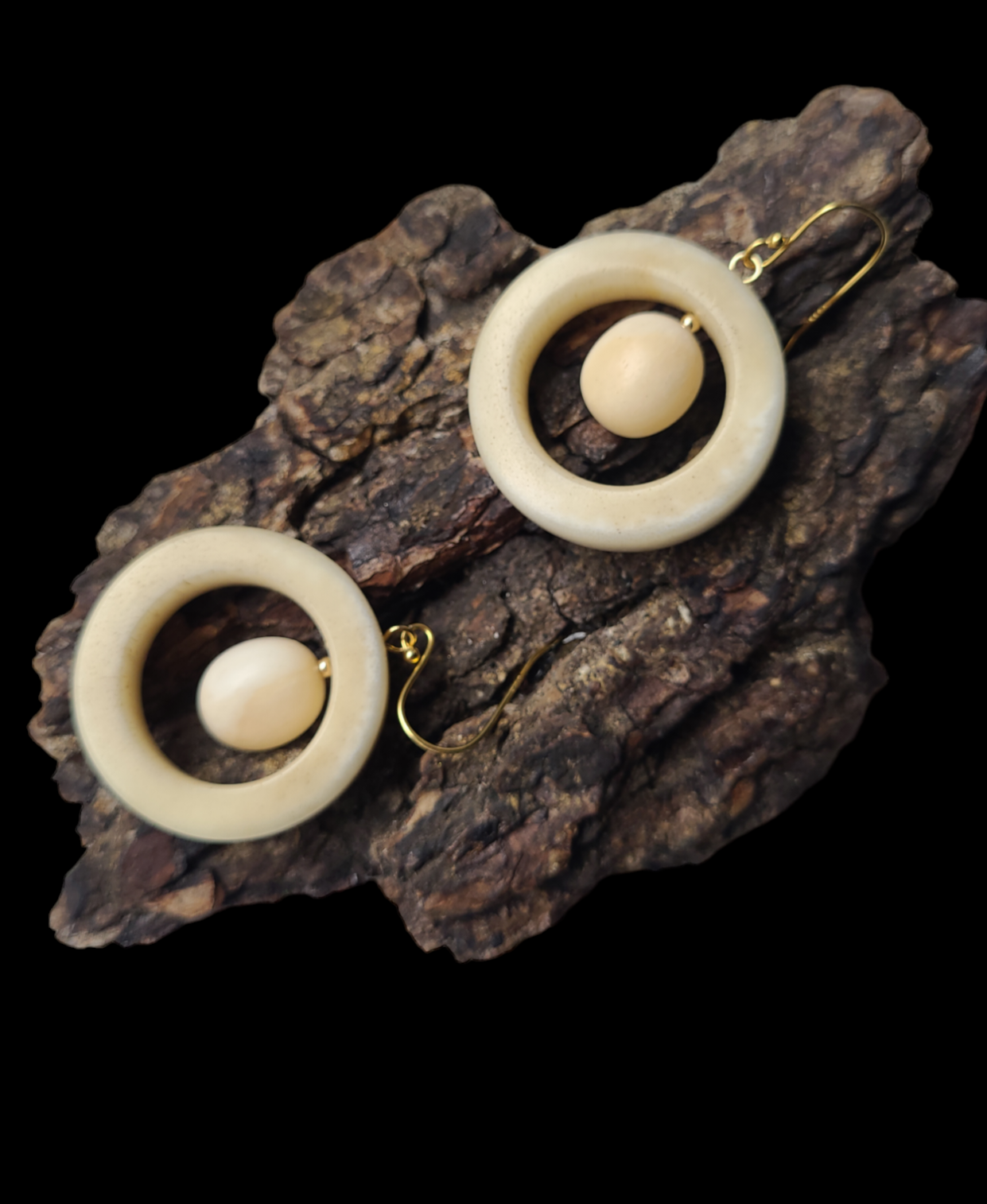 Auskarai iš tauriojo  elnio rago / Red deer antler earrings