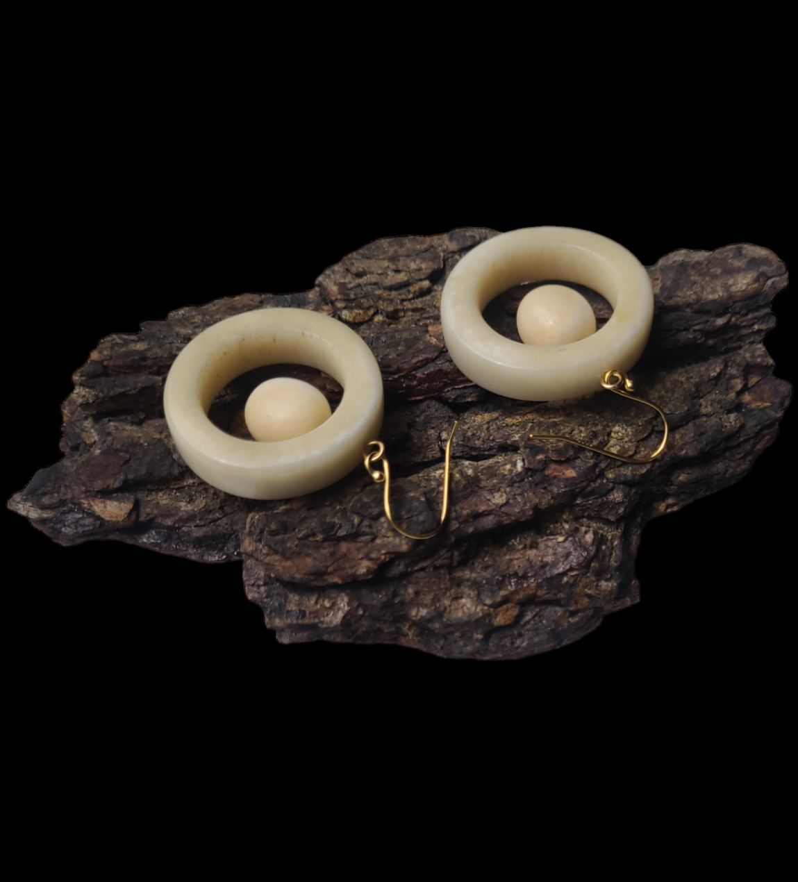 Auskarai iš tauriojo  elnio rago / Red deer antler earrings