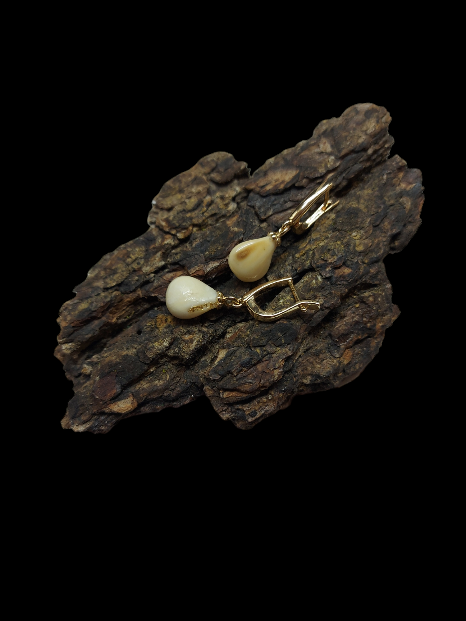 Auskarai iš tauriojo elnio dantų – „perlų" / Earrings of red deer teeth – „pearls“