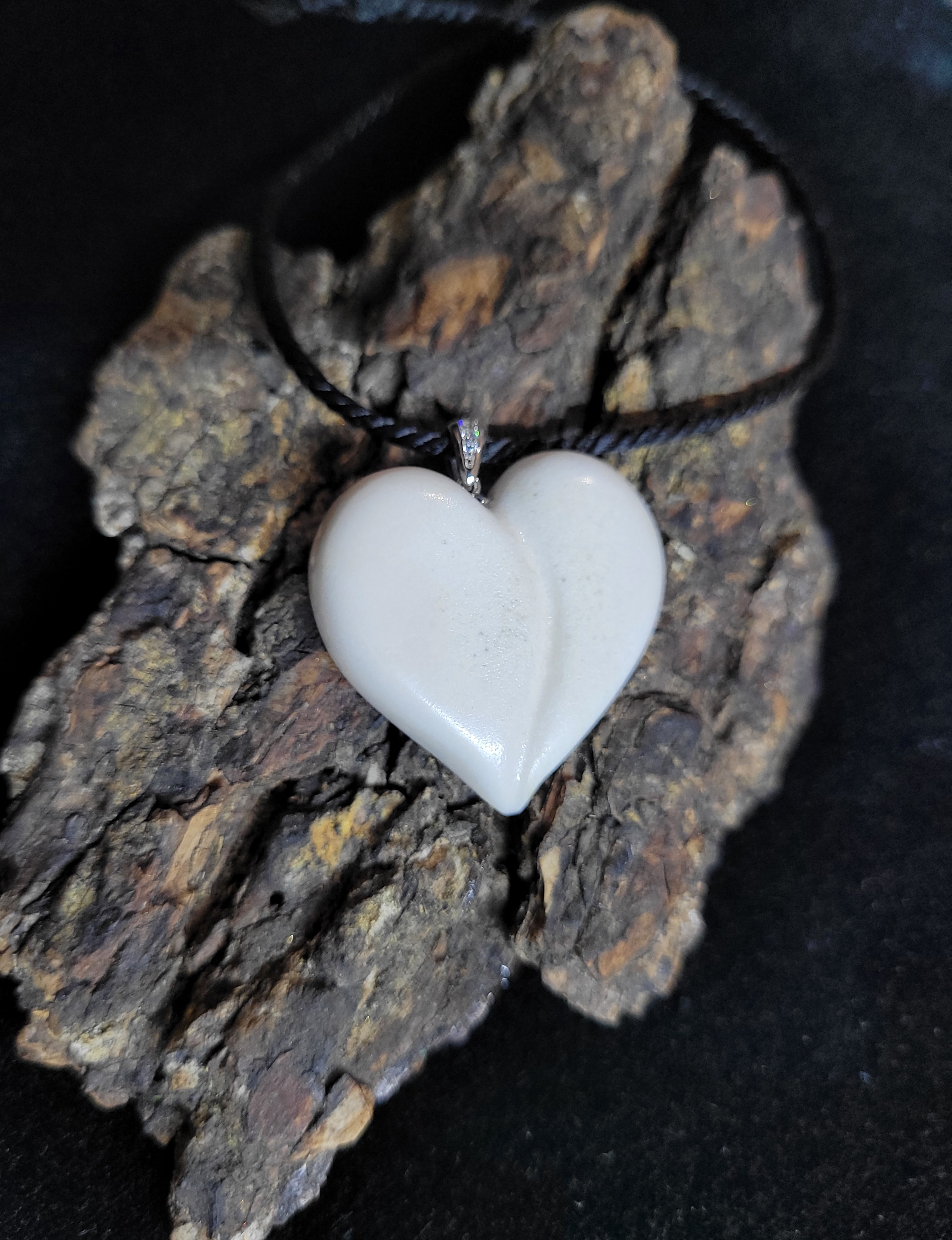 Širdies formos pakabukas iš briedžio rago / Heart-shaped pendant made of moose antler