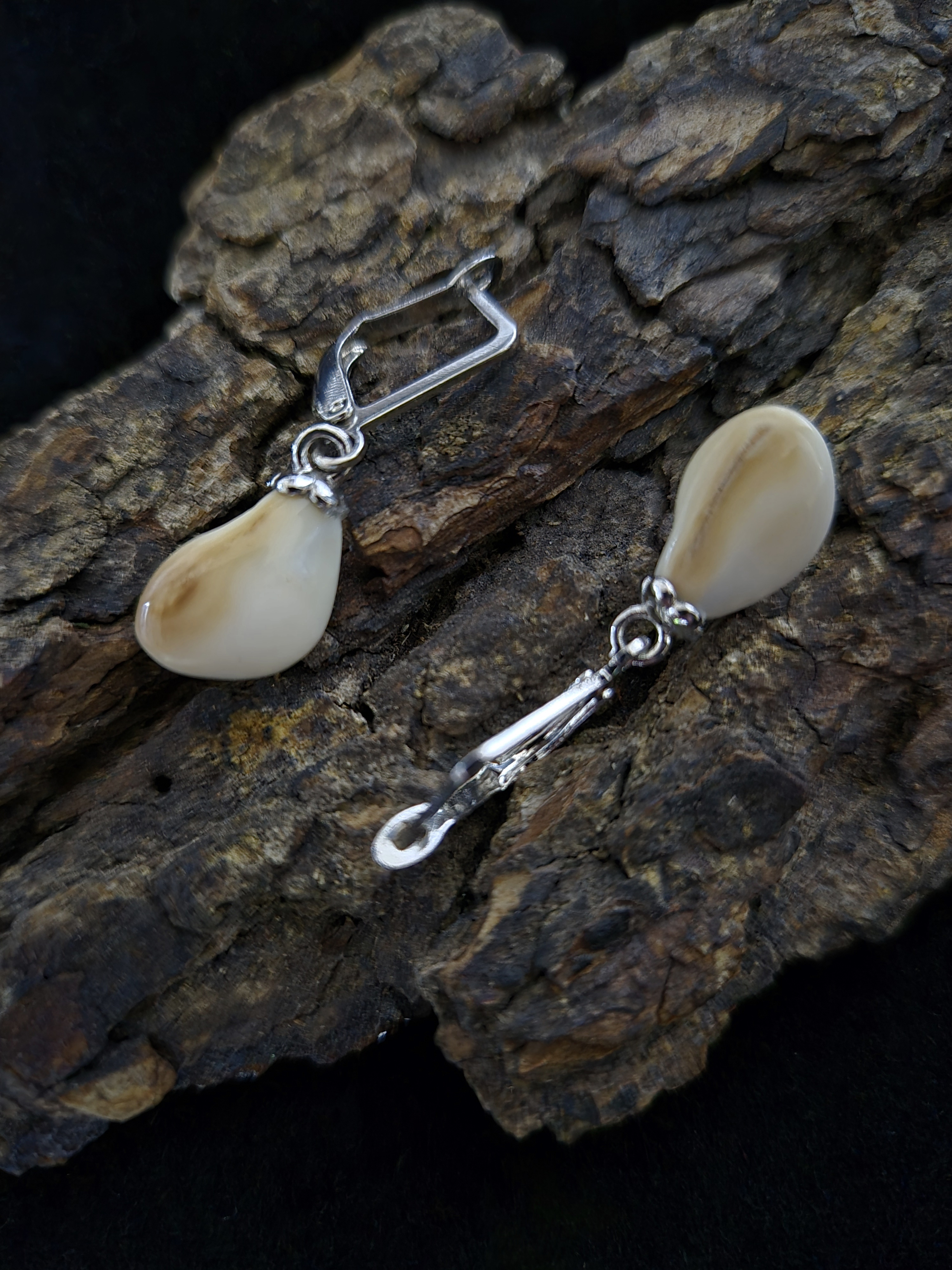 Auskarai iš tauriojo elnio dantų – „perlų" / Earrings of red deer teeth – „pearls"
