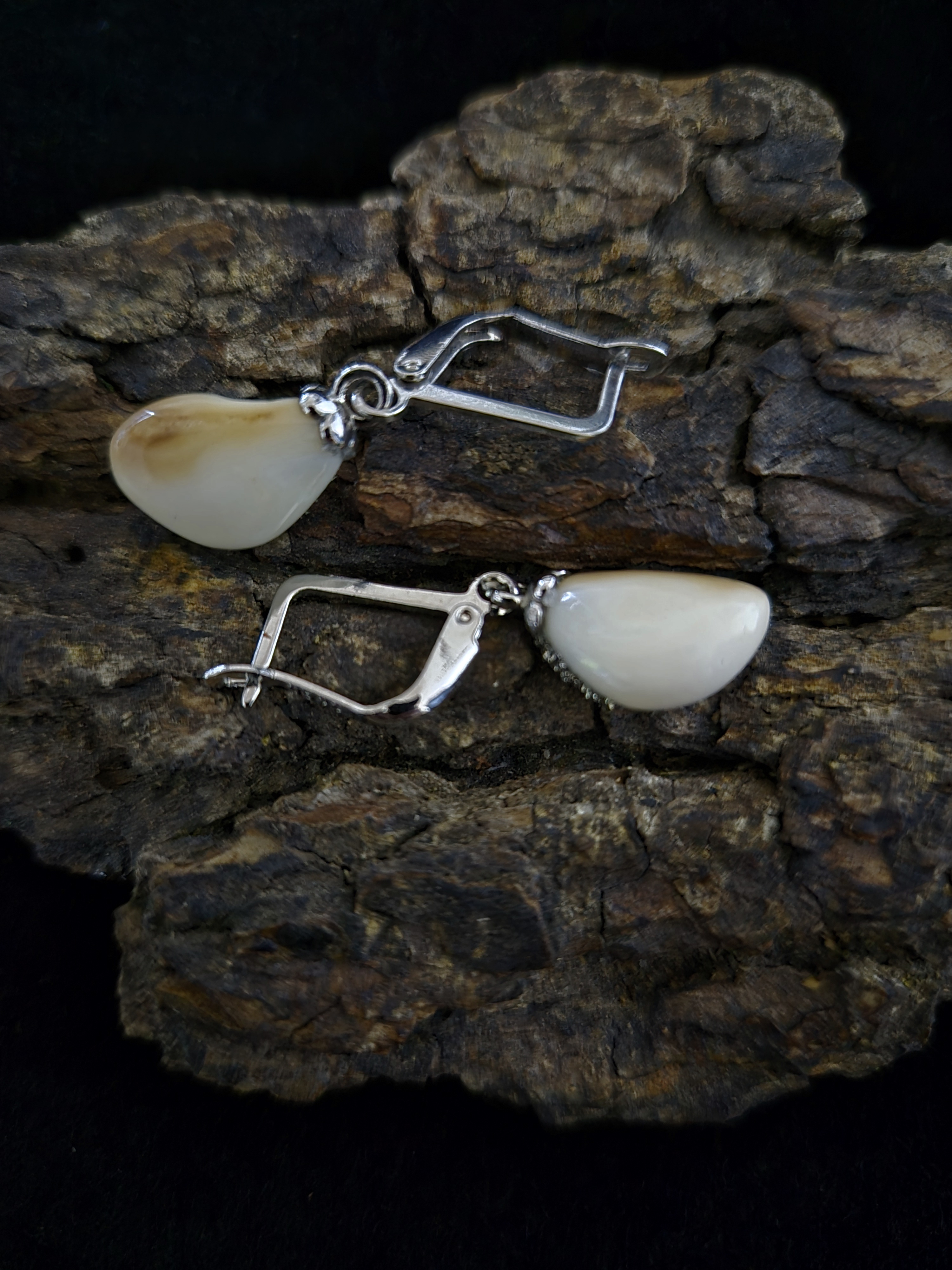 Auskarai iš tauriojo elnio dantų – „perlų" / Earrings of red deer teeth – „pearls" 