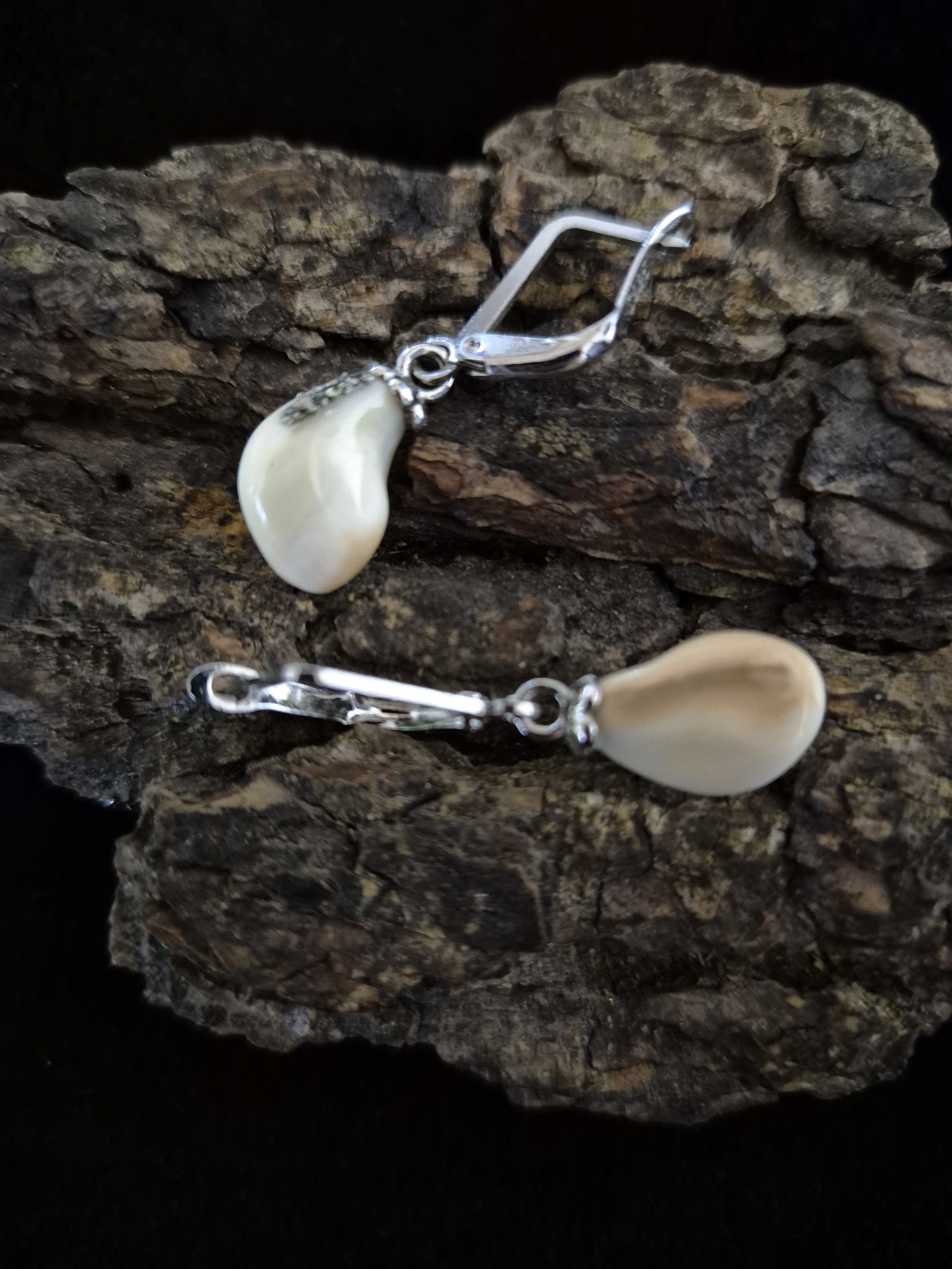 Auskarai iš tauriojo elnio dantų – „perlų" / Earrings of red deer teeth – „pearls" 
