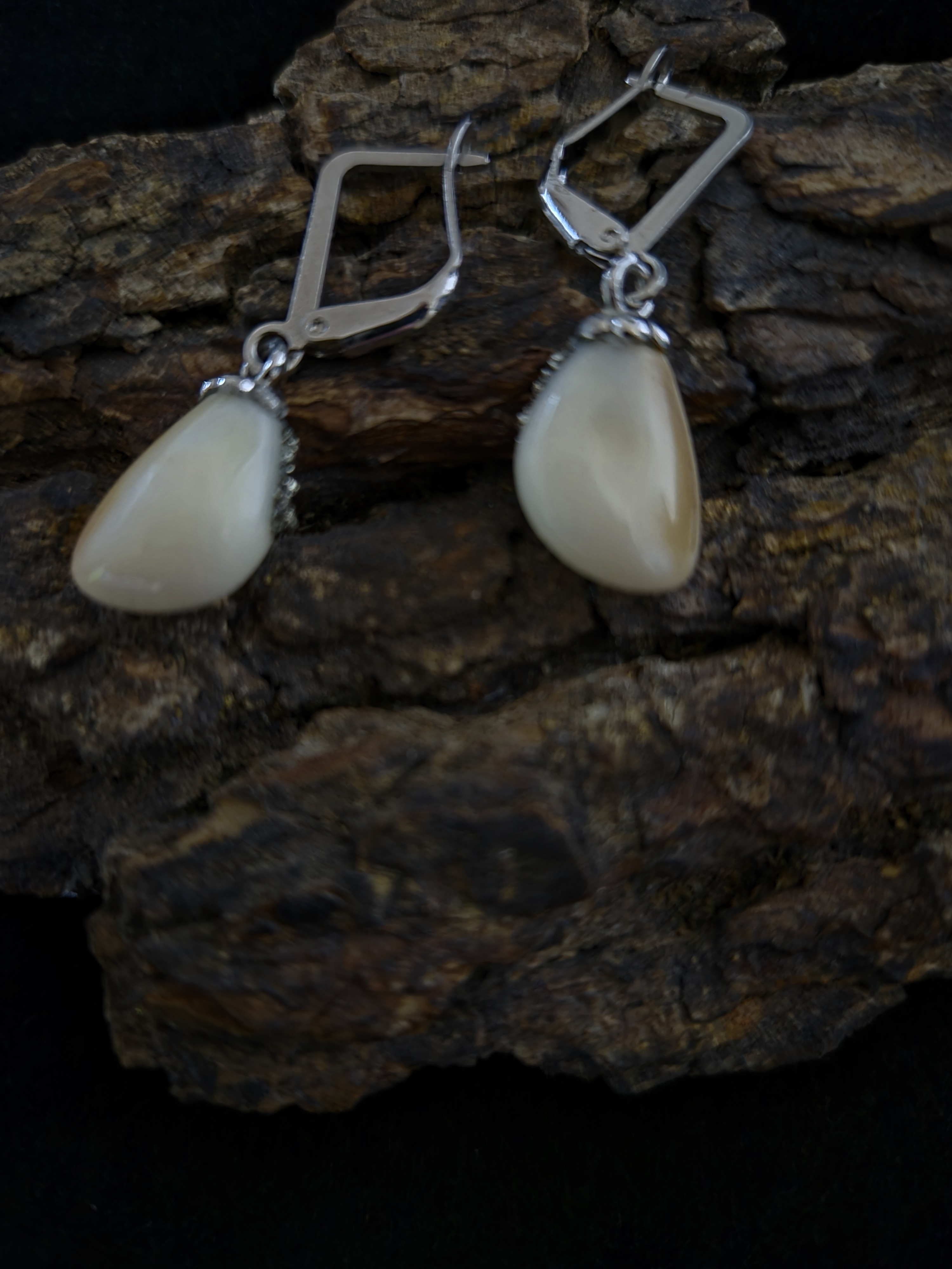 Auskarai iš tauriojo elnio dantų – „perlų" / Earrings of red deer teeth – „pearls" 