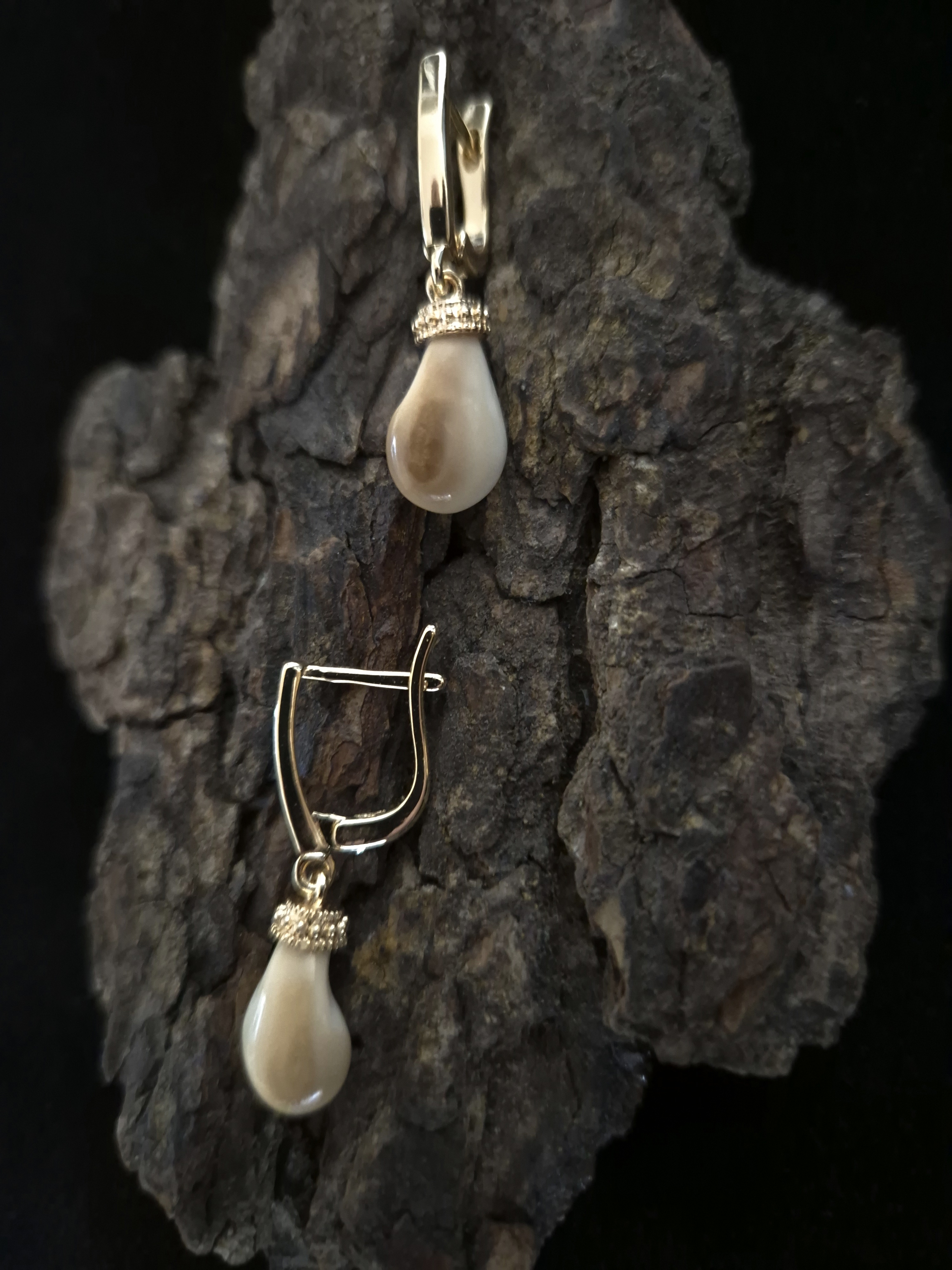 Auskarai iš tauriojo elnio dantų – „perlų" / Earrings of red deer teeth – „pearls"