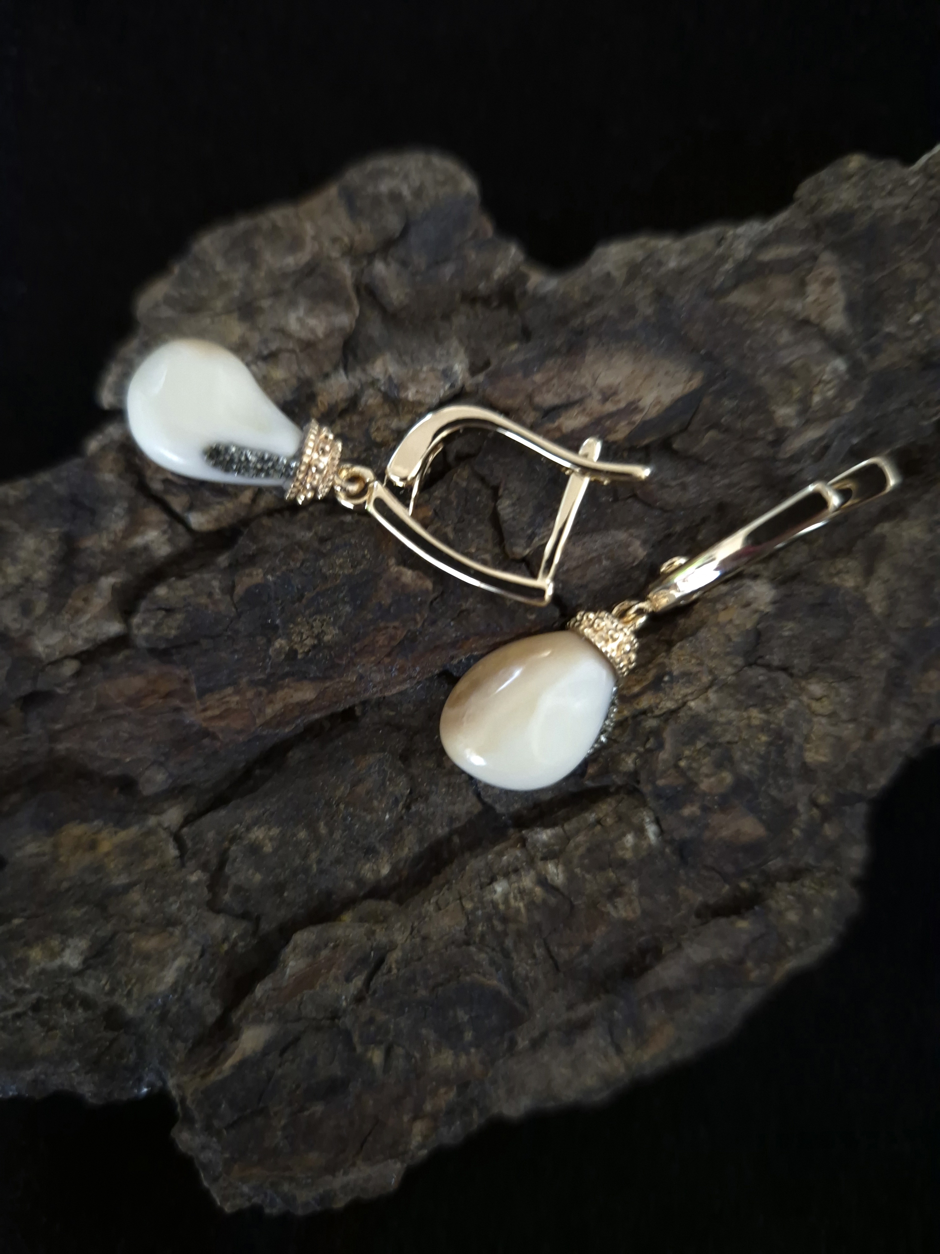 Auskarai iš tauriojo elnio dantų – „perlų" / Earrings of red deer teeth – „pearls" 