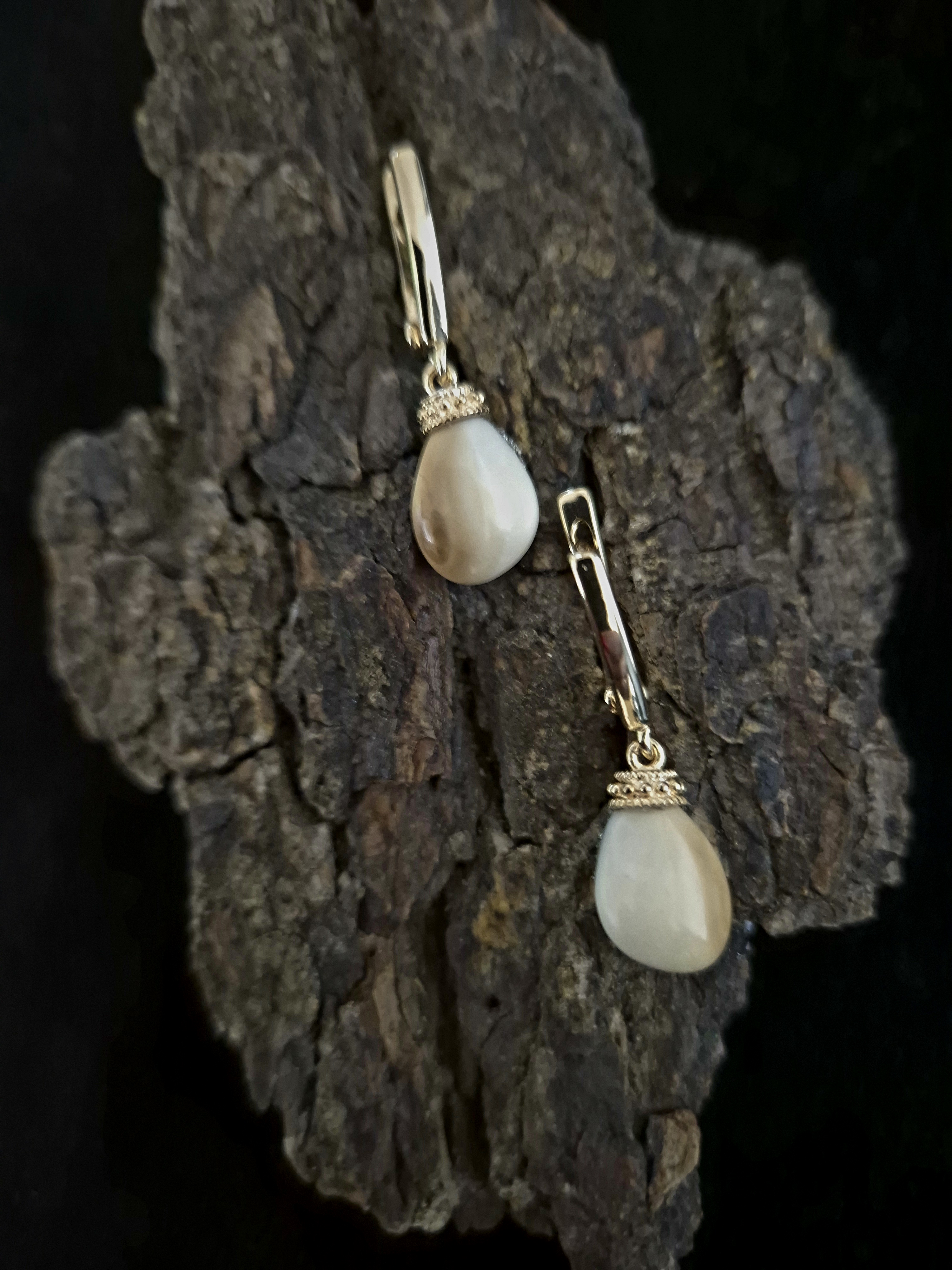 Auskarai iš tauriojo elnio dantų – „perlų" / Earrings of red deer teeth – „pearls" 