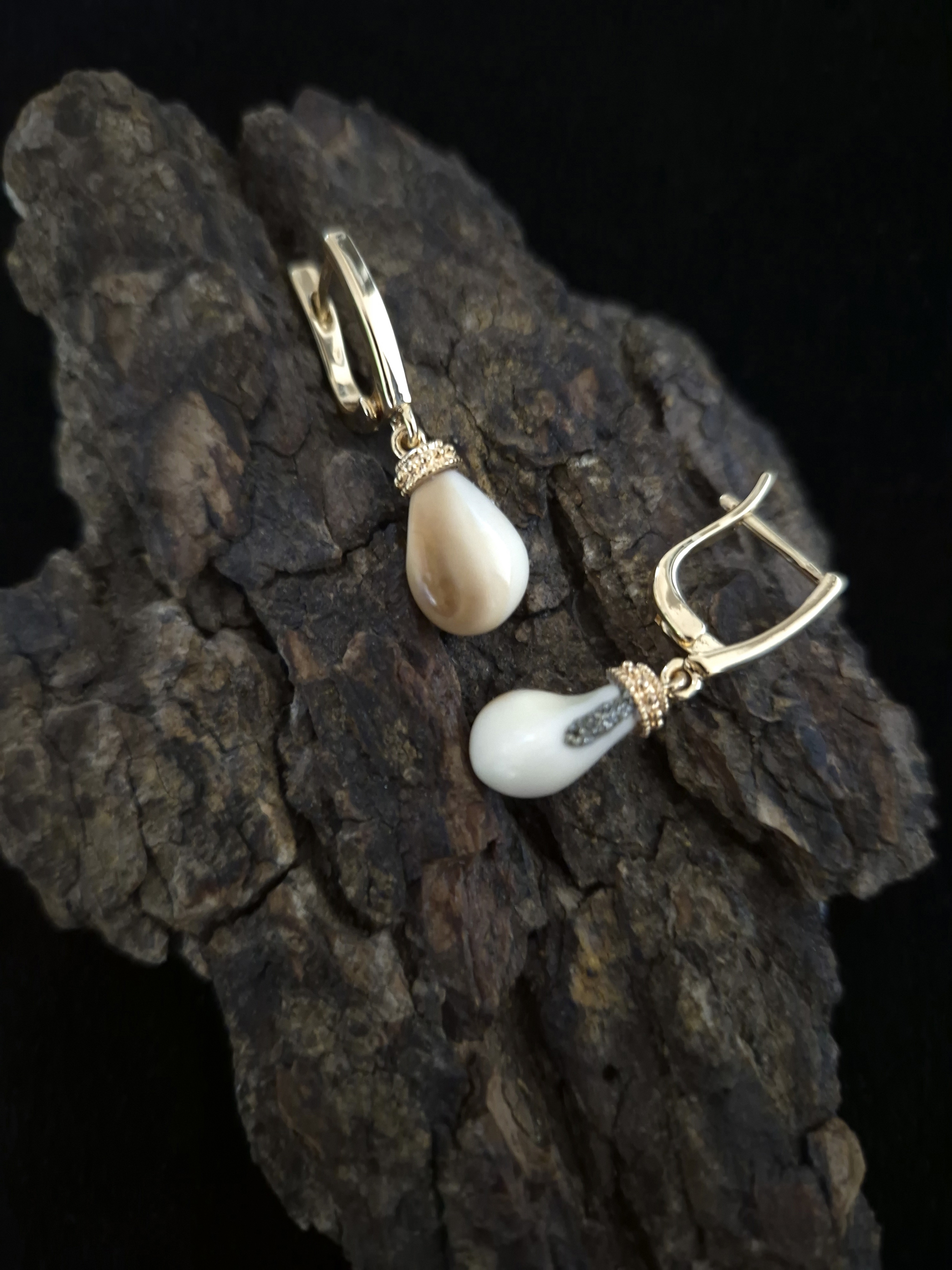 Auskarai iš tauriojo elnio dantų – „perlų" / Earrings of red deer teeth – „pearls" 