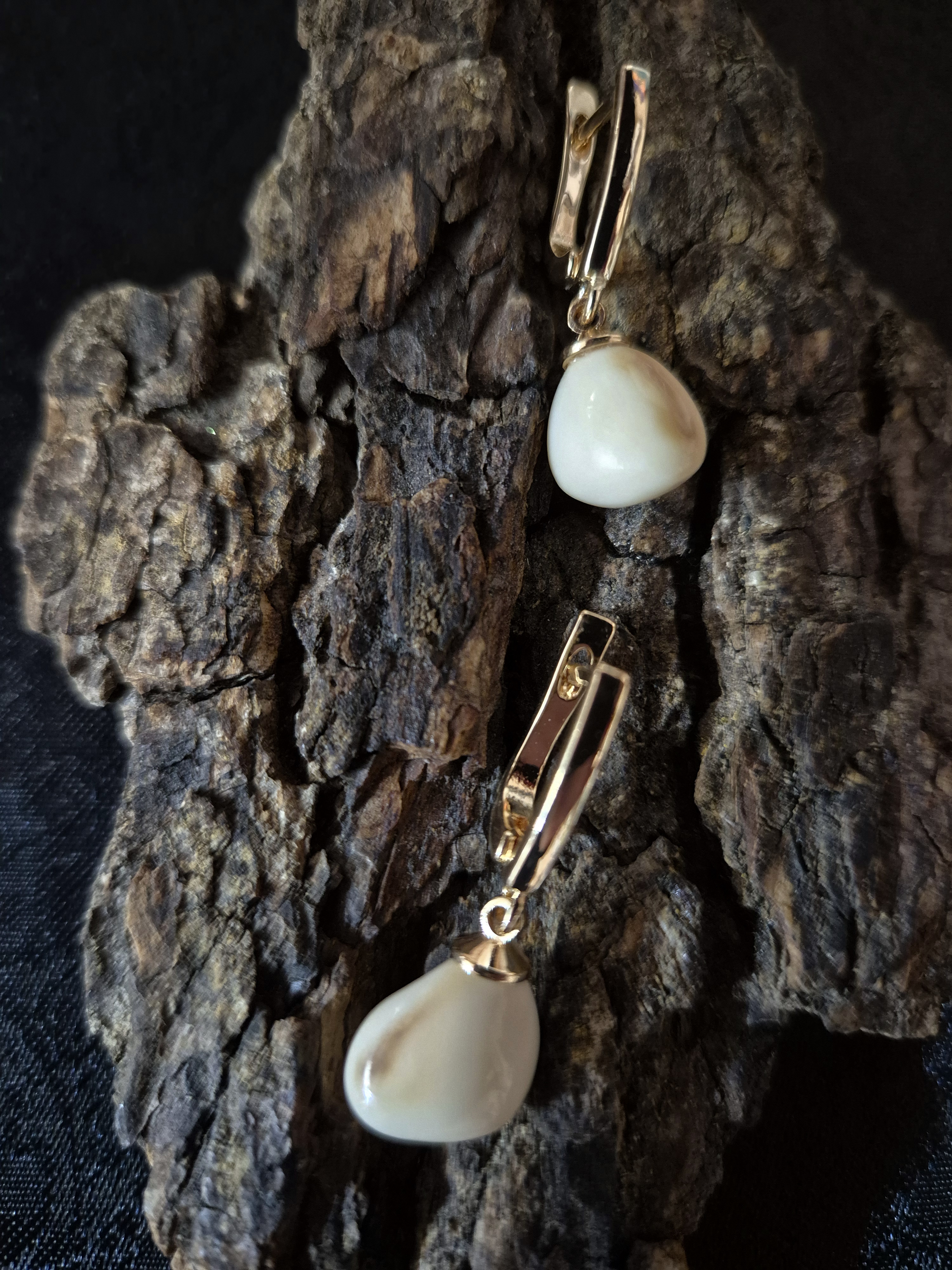 Auskarai iš tauriojo elnio dantų – „perlų" / Earrings of red deer tooth – „pearls"