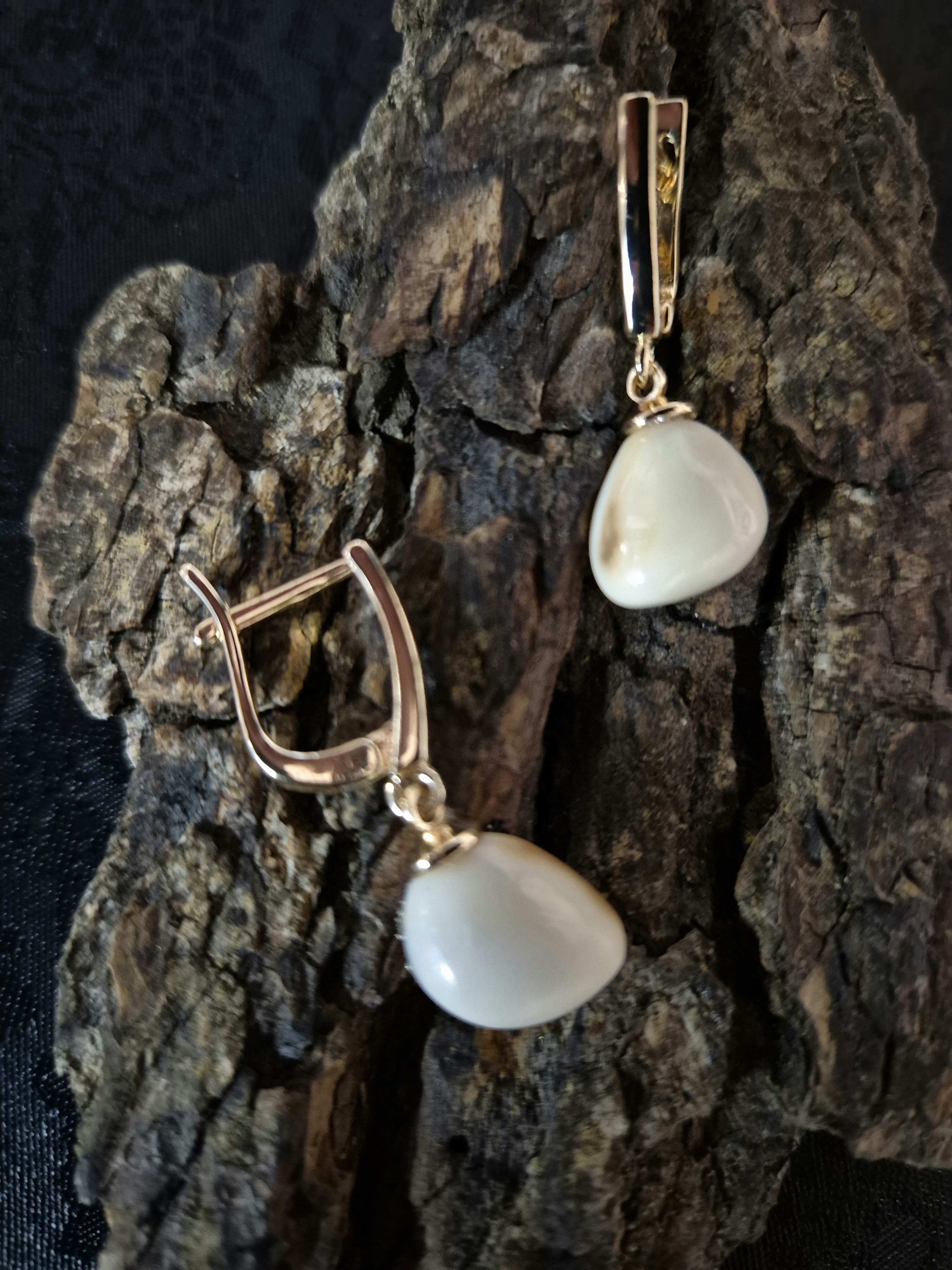 Auskarai iš tauriojo elnio dantų – „perlų" / Earrings of red deer tooth – „pearls"