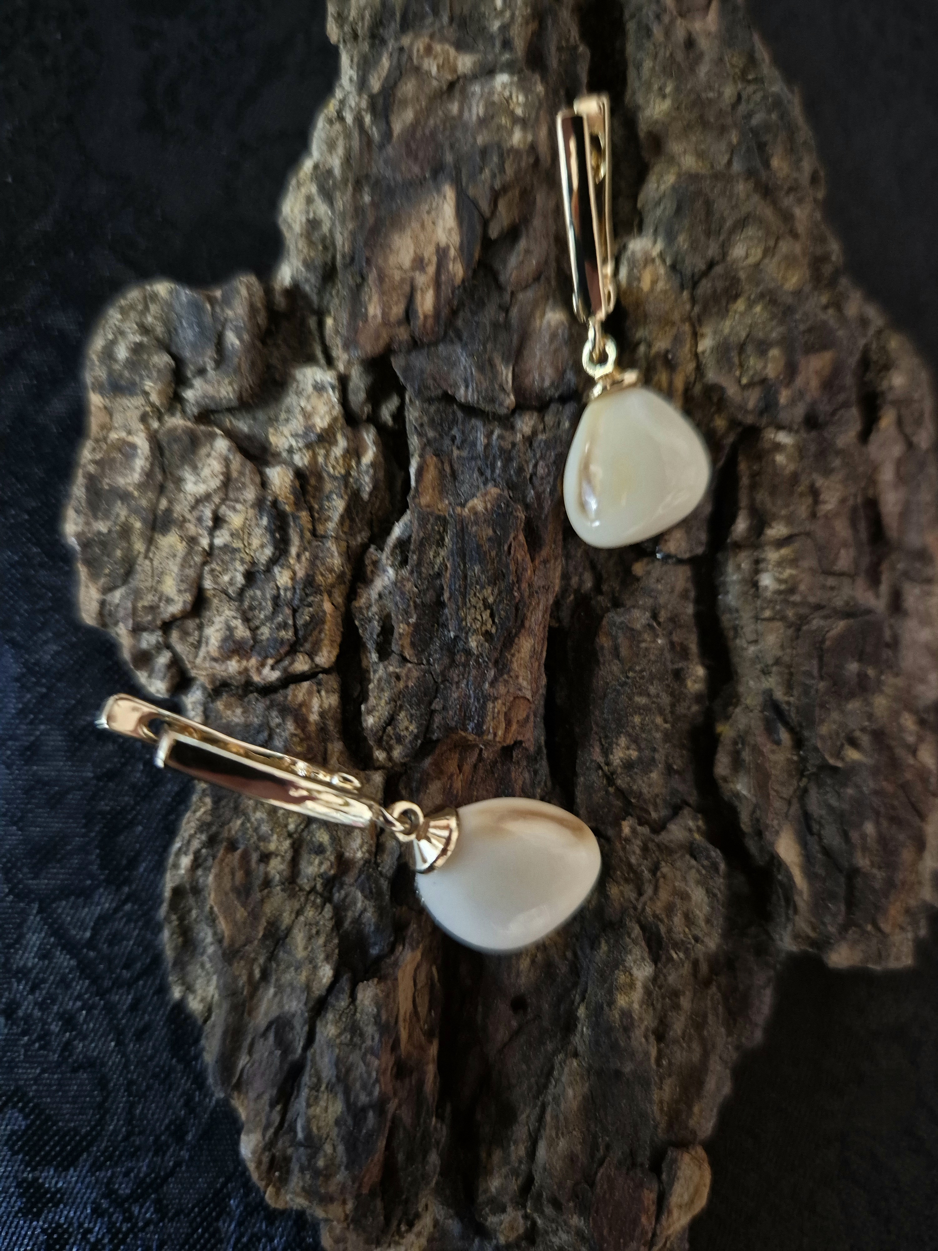 Auskarai iš tauriojo elnio dantų – „perlų" / Earrings of red deer tooth – „pearls"