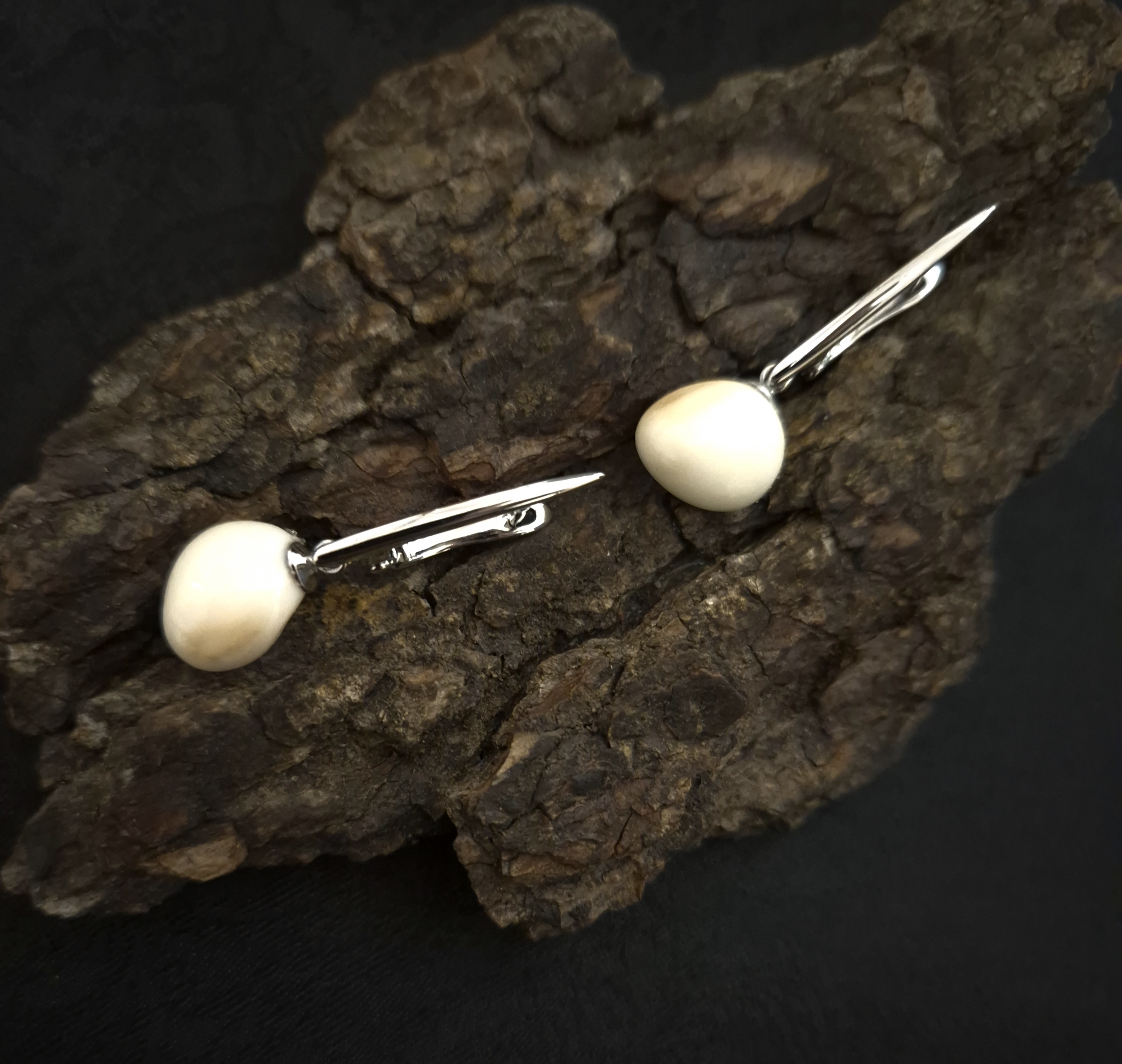 Auskarai iš tauriojo elnio dantų – „perlų" / Earrings of red deer tooth – „pearls"