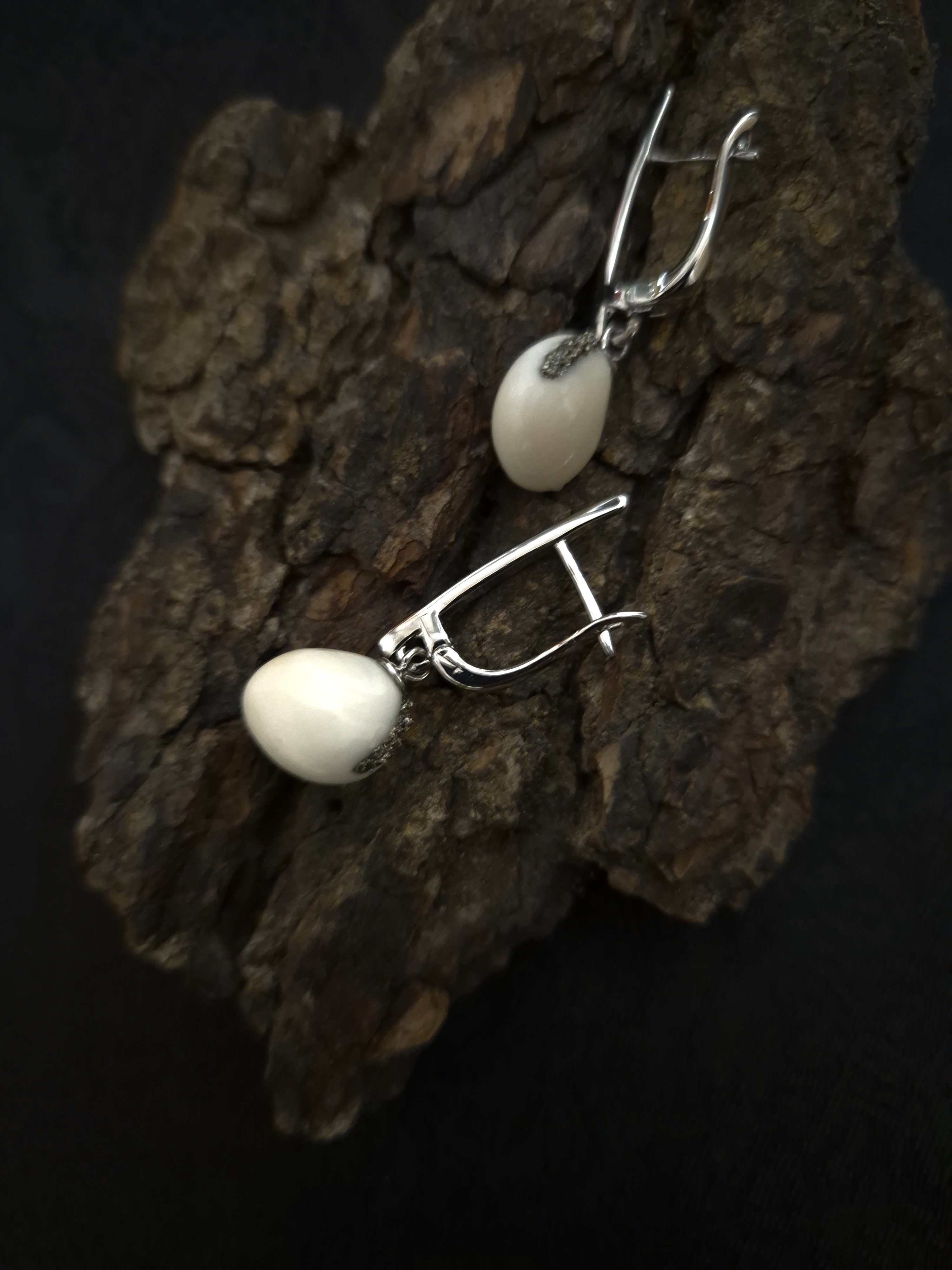 Auskarai iš tauriojo elnio dantų – „perlų" / Earrings of red deer tooth – „pearls"