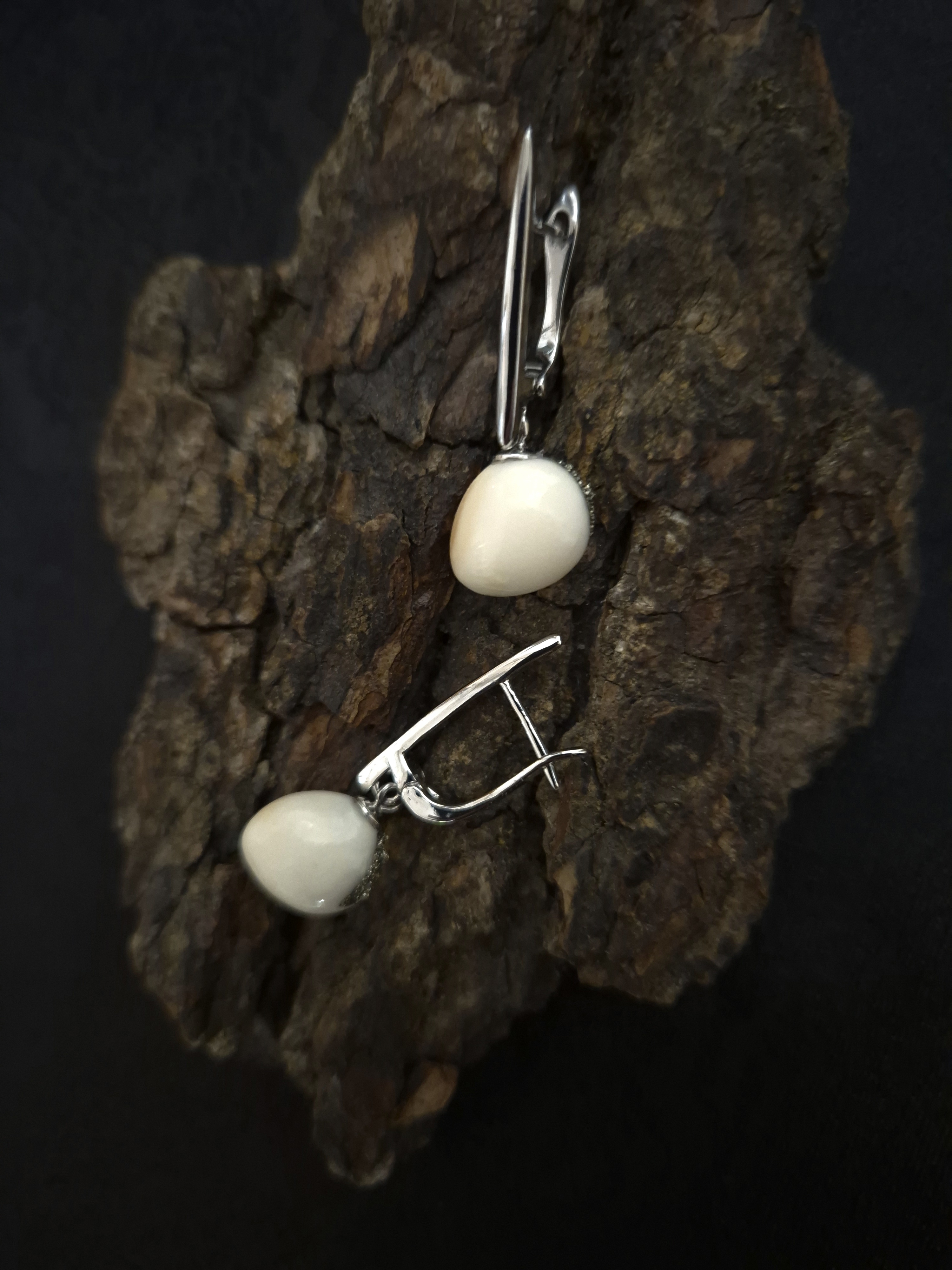 Auskarai iš tauriojo elnio dantų – „perlų" / Earrings of red deer tooth – „pearls"