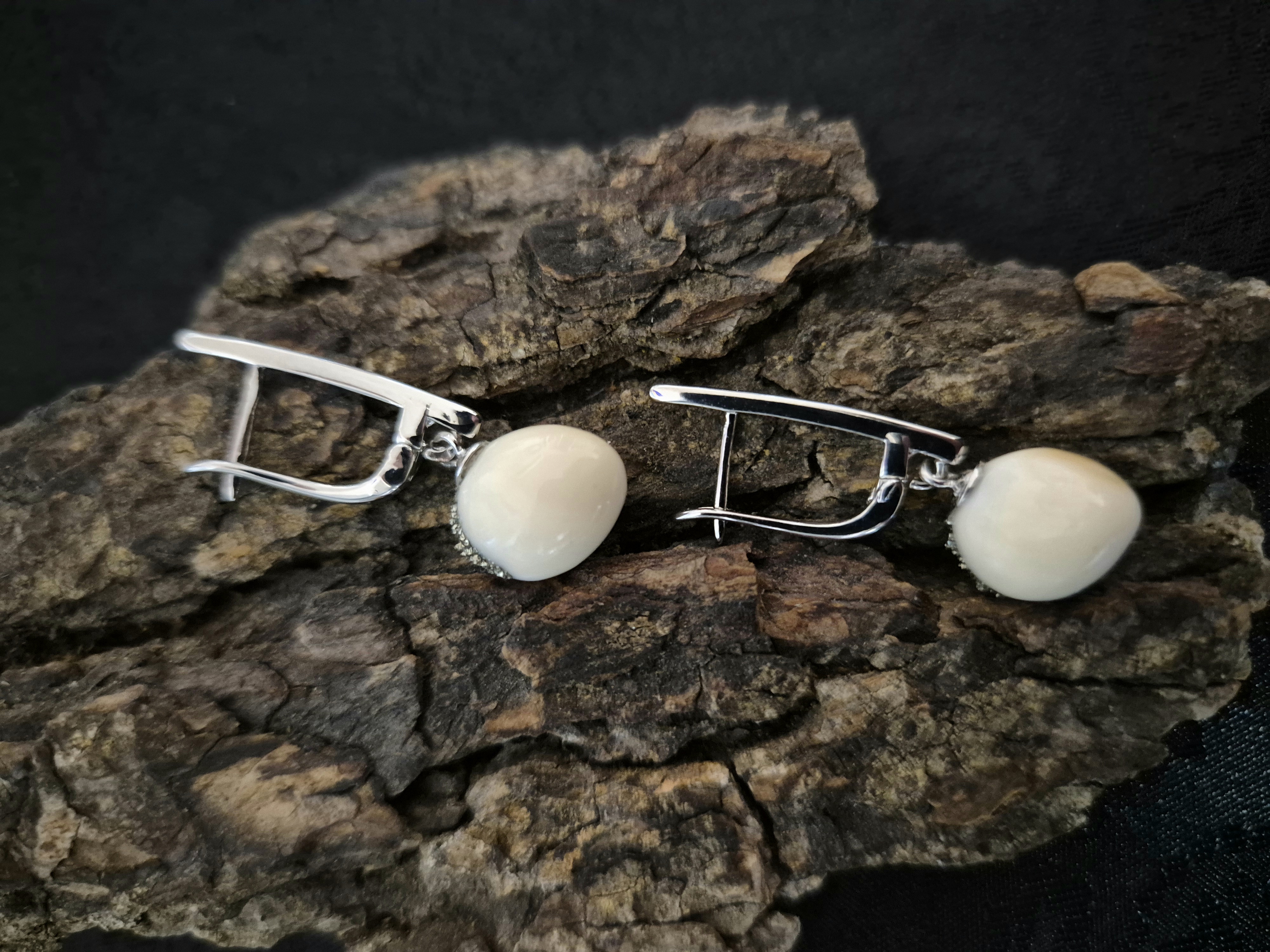 Auskarai iš tauriojo elnio dantų – „perlų" / Earrings of red deer tooth – „pearls"