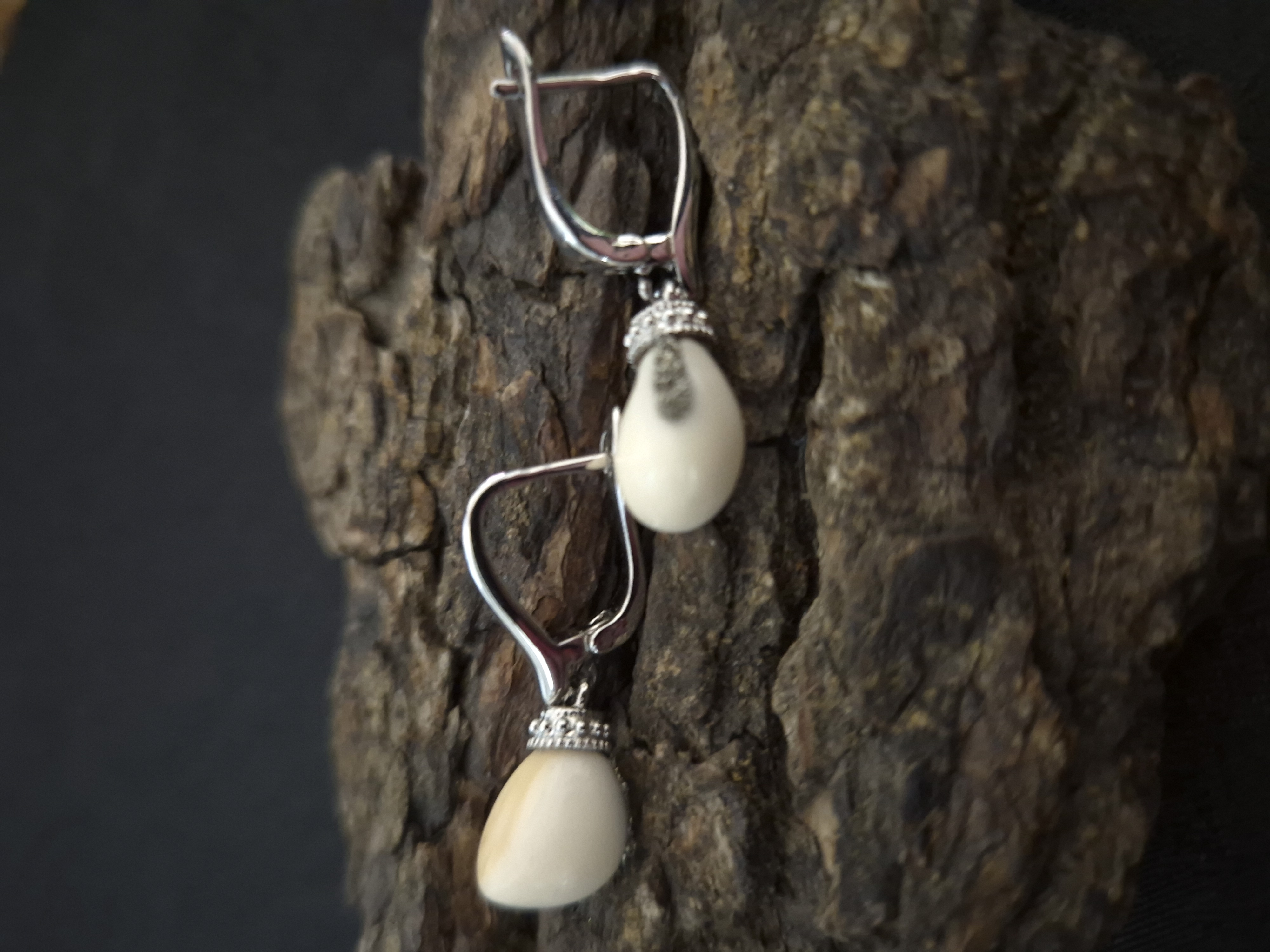 Auskarai iš tauriojo elnio dantų – „perlų" / Earrings of red deer tooth – „pearls"