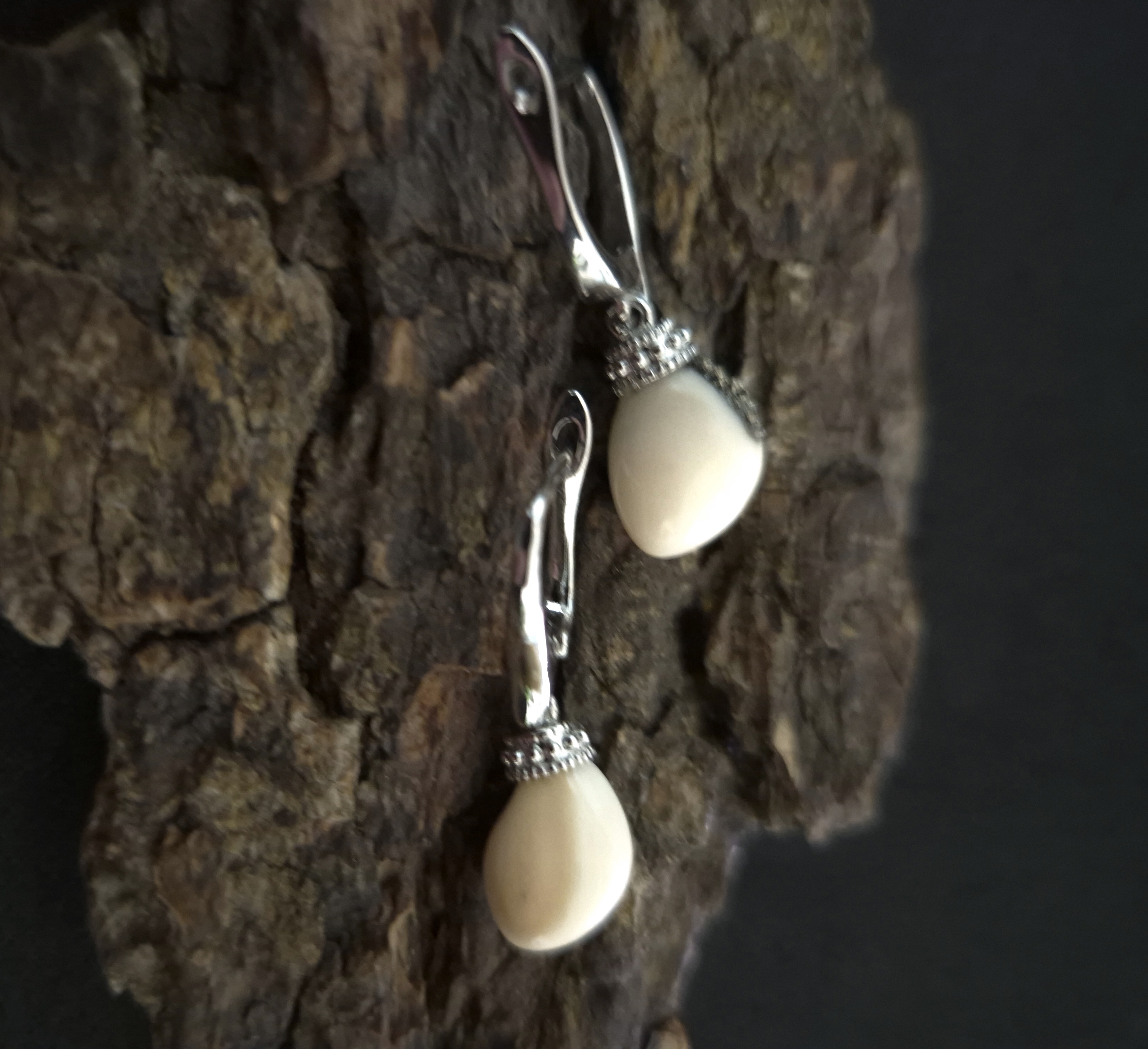 Auskarai iš tauriojo elnio dantų – „perlų" / Earrings of red deer tooth – „pearls"