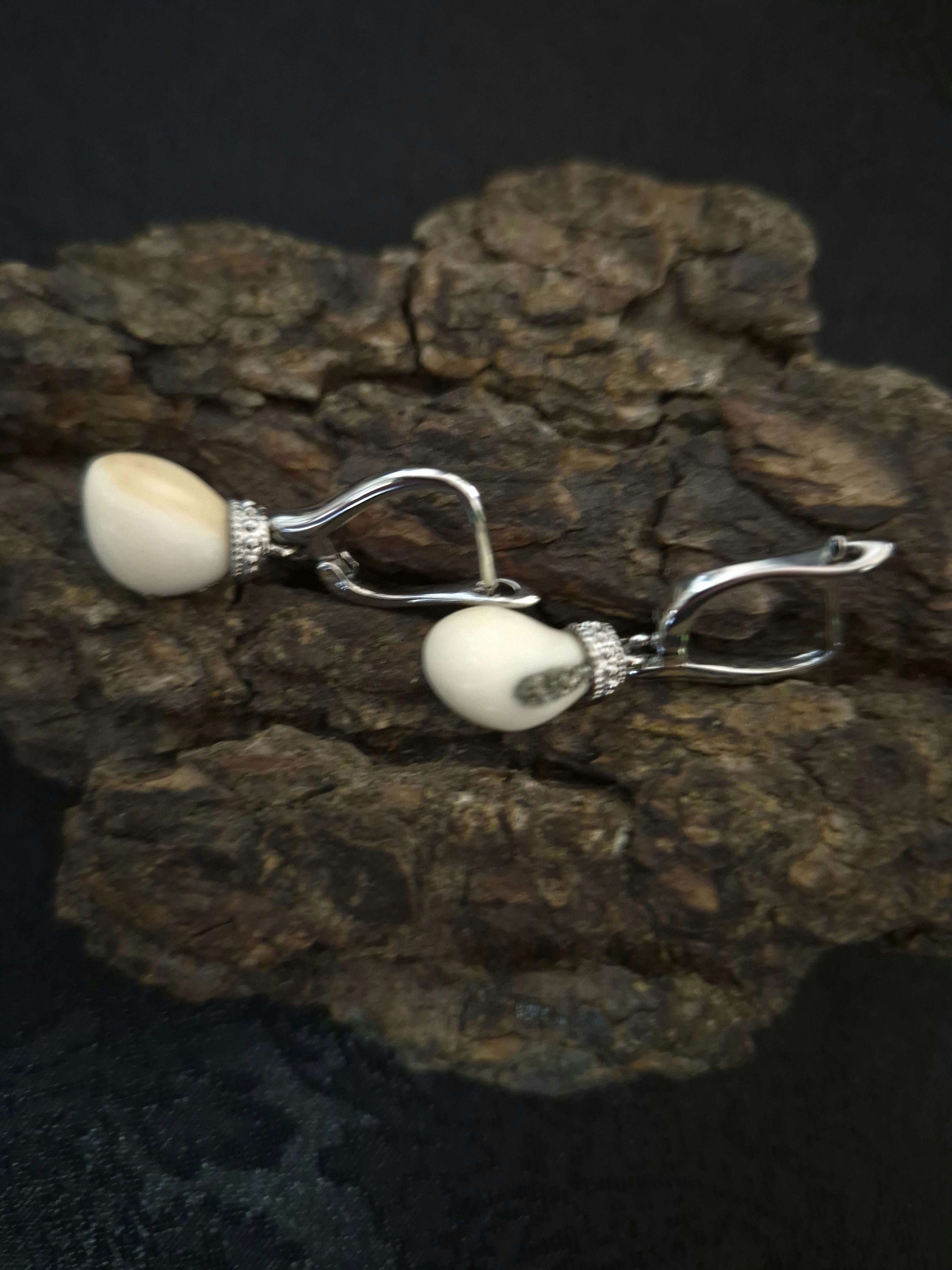 Auskarai iš tauriojo elnio dantų – „perlų" / Earrings of red deer tooth – „pearls"