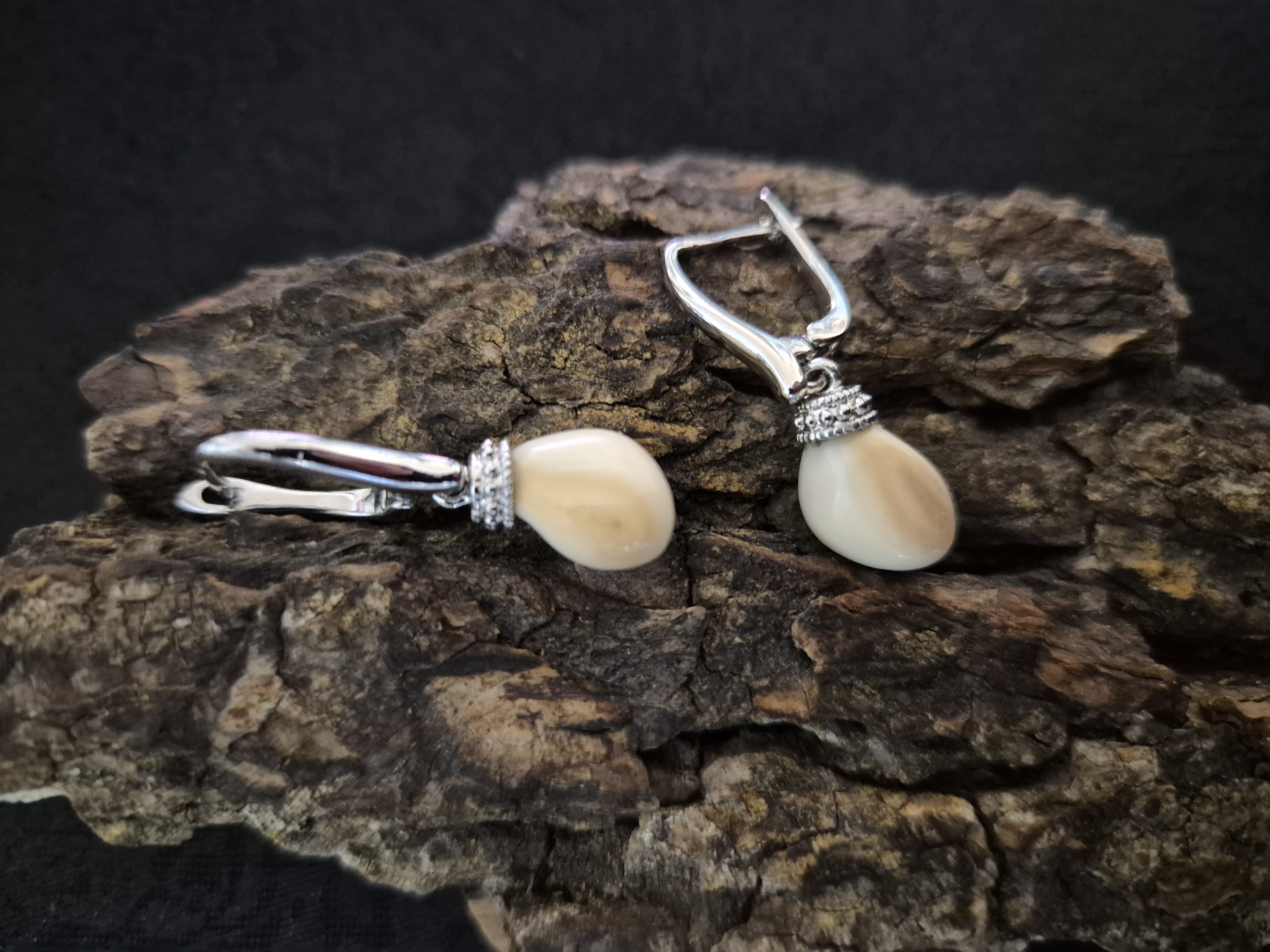 Auskarai iš tauriojo elnio dantų – „perlų" / Earrings of red deer tooth – „pearls"