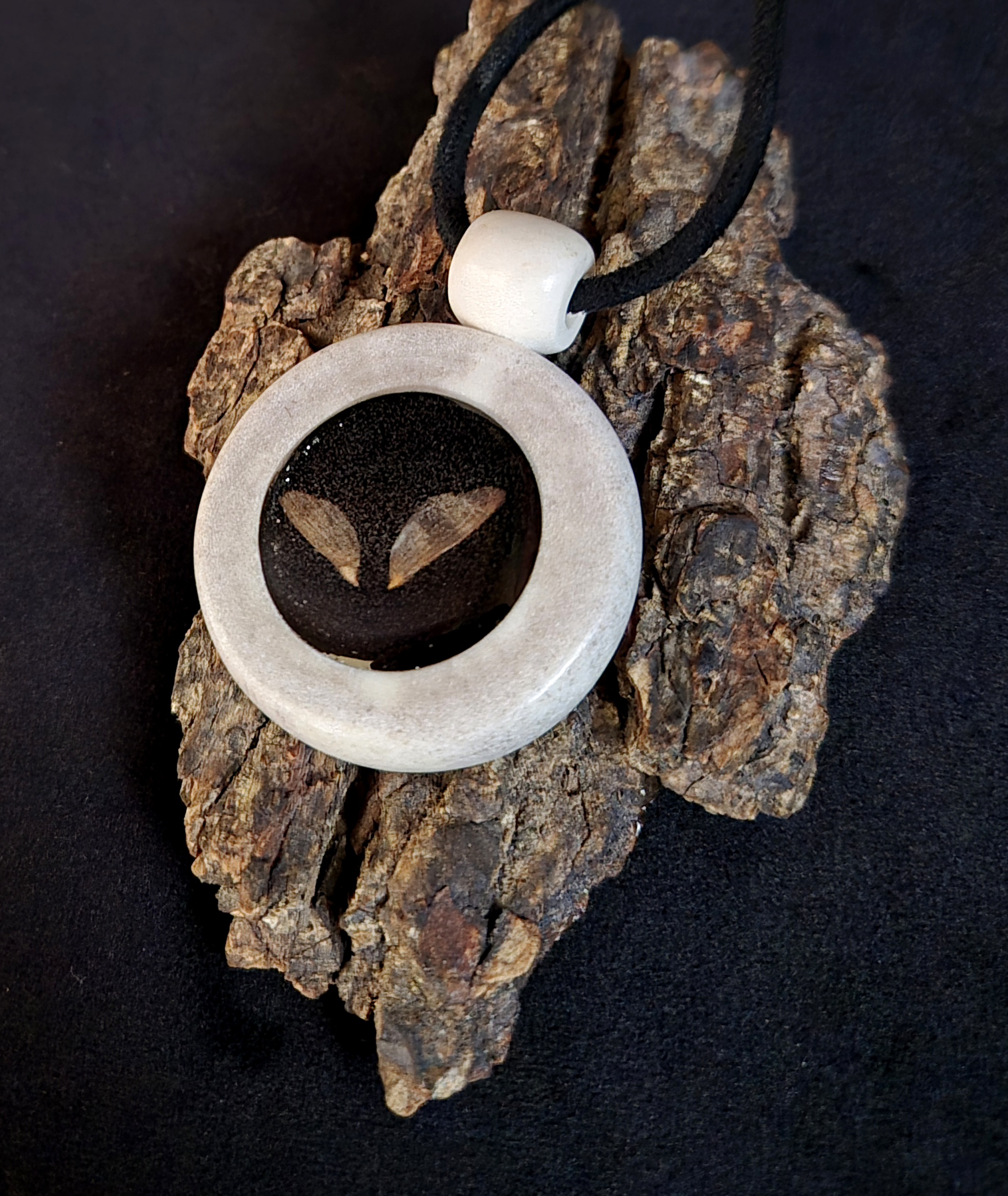 Kaklo papuošalas iš briedžio rago / Necklace of moose antler