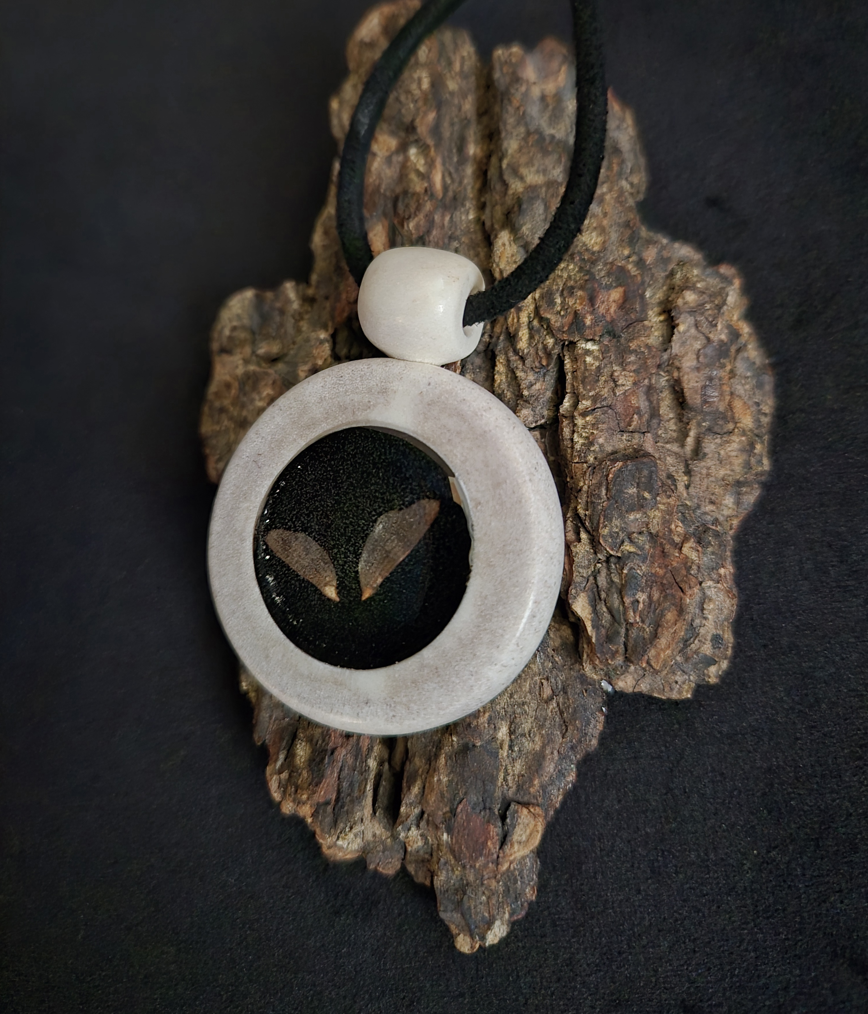 Kaklo papuošalas iš briedžio rago / Necklace of moose antler