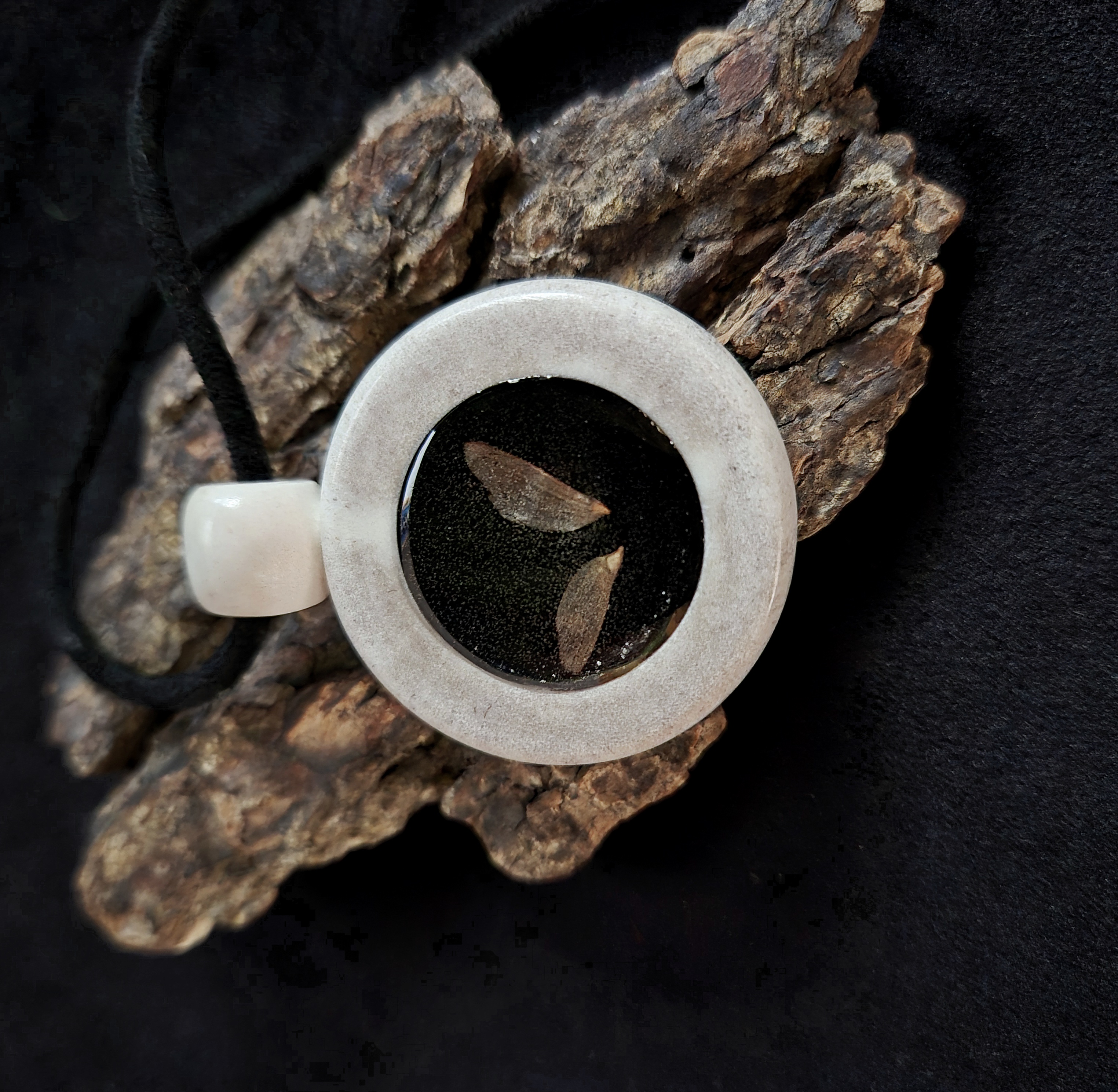 Kaklo papuošalas iš briedžio rago / Necklace of moose antler