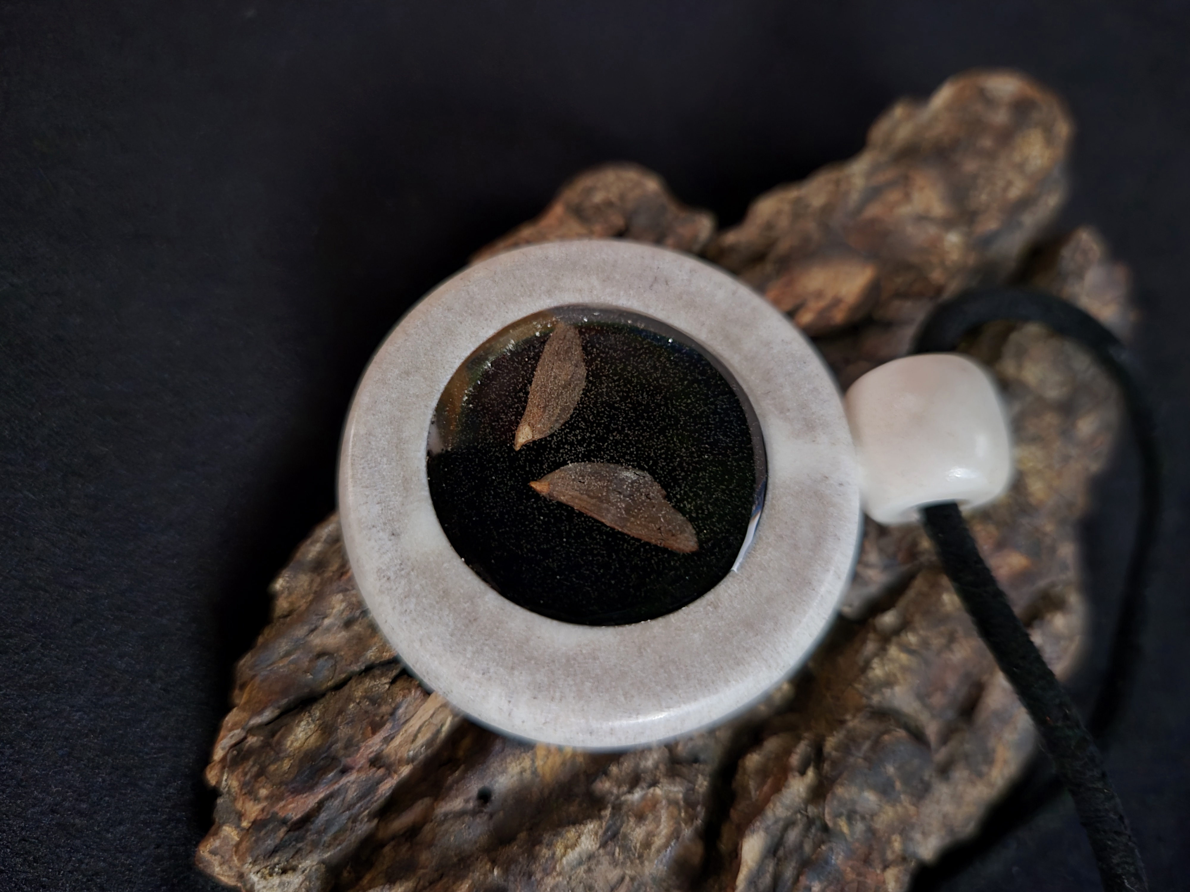 Kaklo papuošalas iš briedžio rago / Necklace of moose antler
