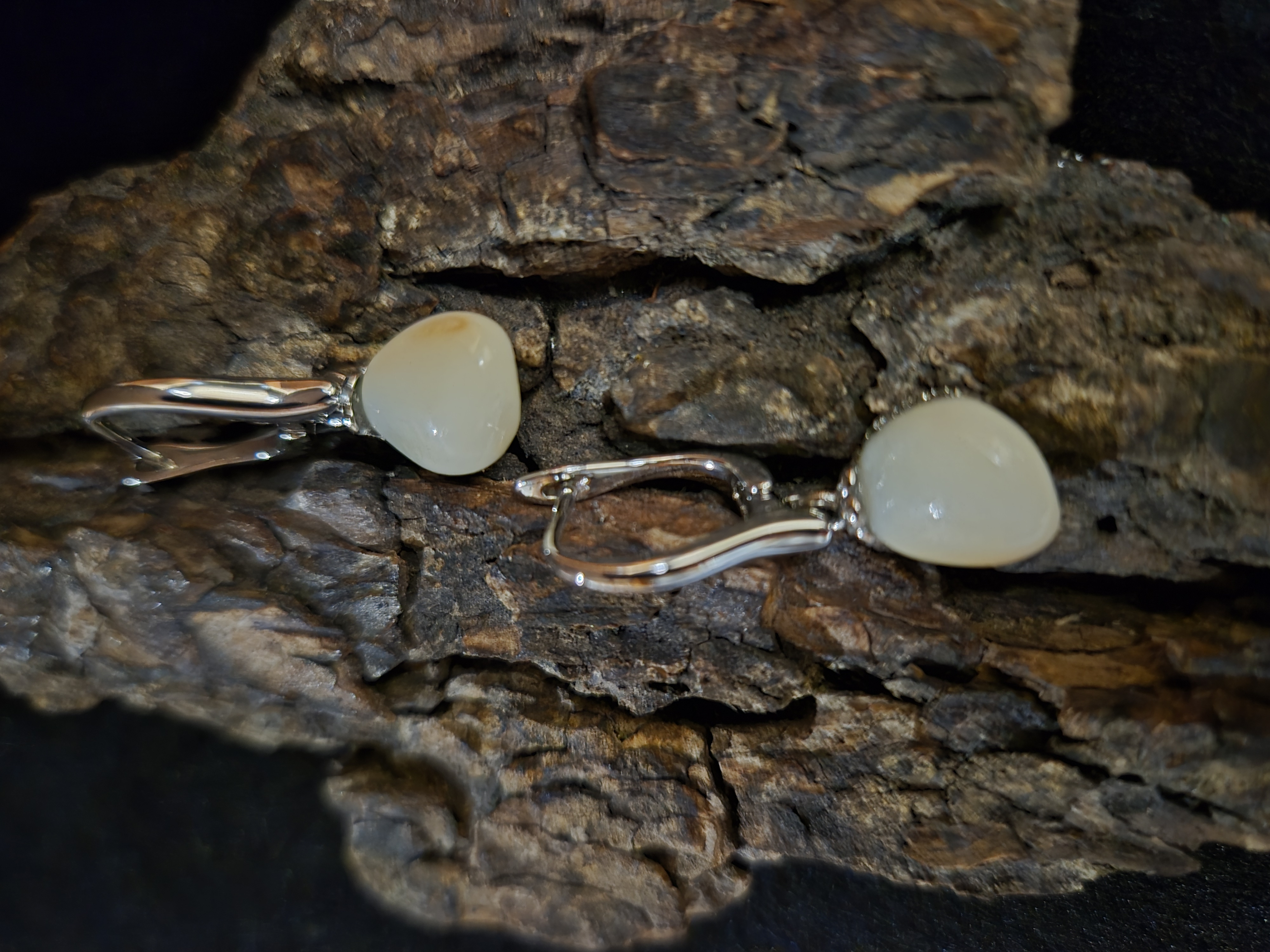 Auskarai iš tauriojo elnio dantų - ,,perlų" /Earrings of red deer teeth - "pearls" 