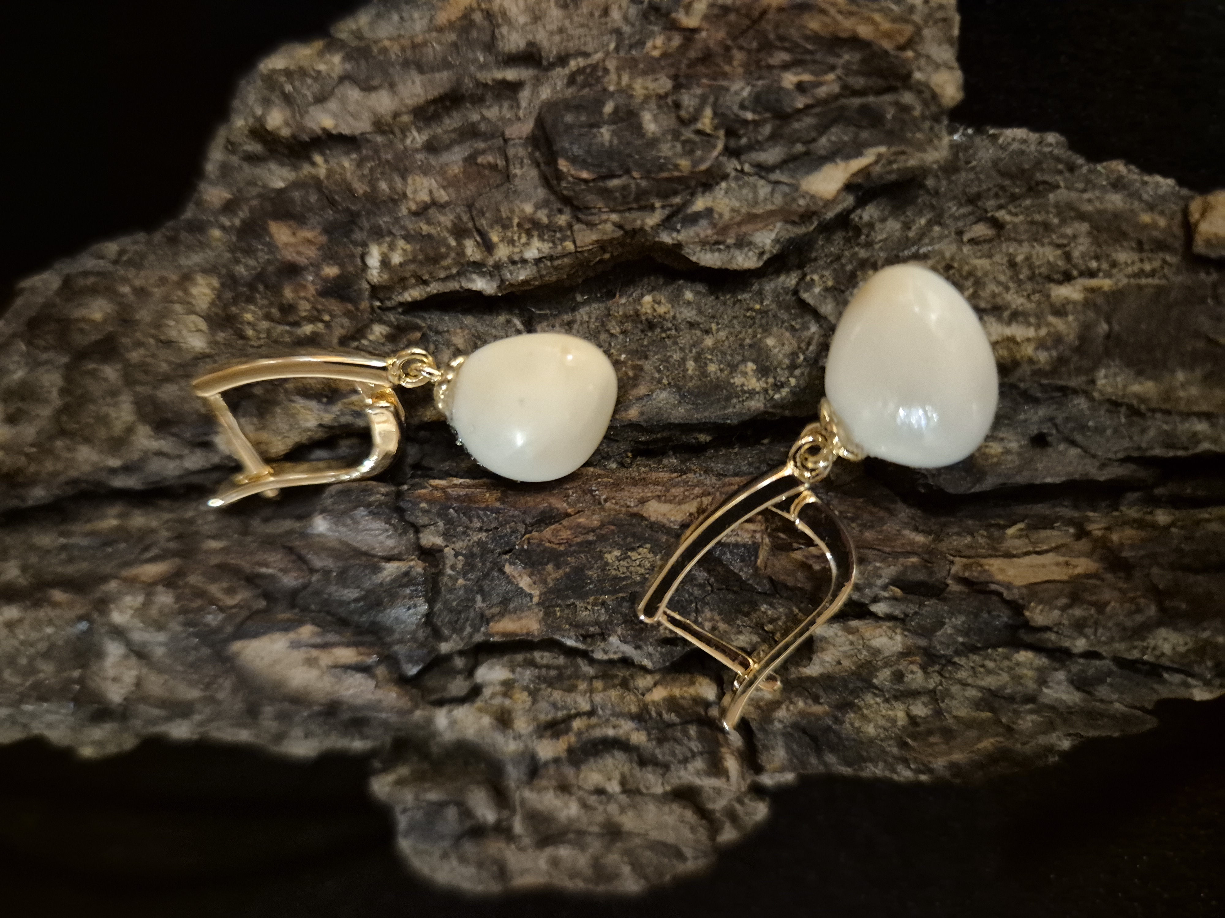 Auskarai iš tauriojo elnio dantų - ,,perlų" /Earrings of red deer teeth - "pearls" 