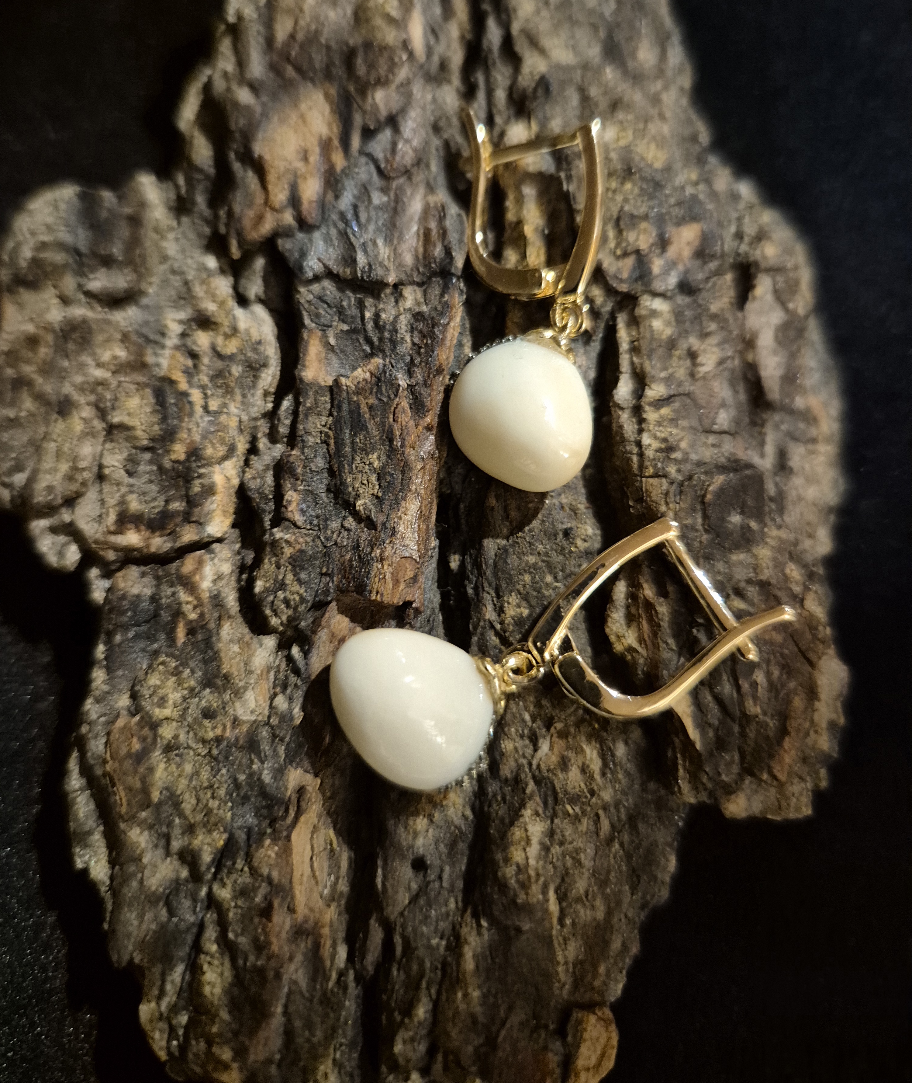 Auskarai iš tauriojo elnio dantų - ,,perlų" /Earrings of red deer teeth - "pearls" 