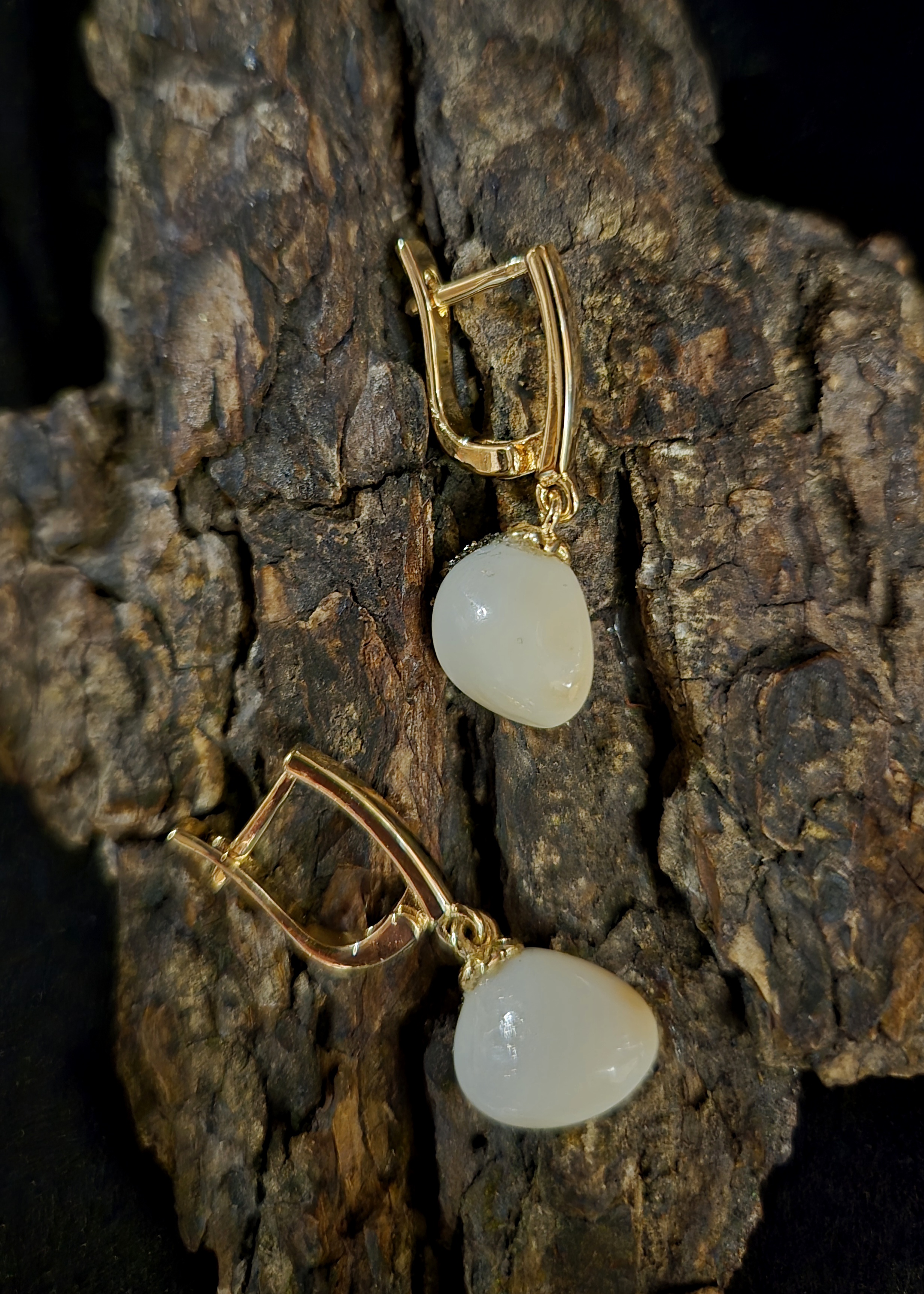 Auskarai iš tauriojo elnio dantų - ,,perlų" /Earrings of red deer teeth - "pearls" 