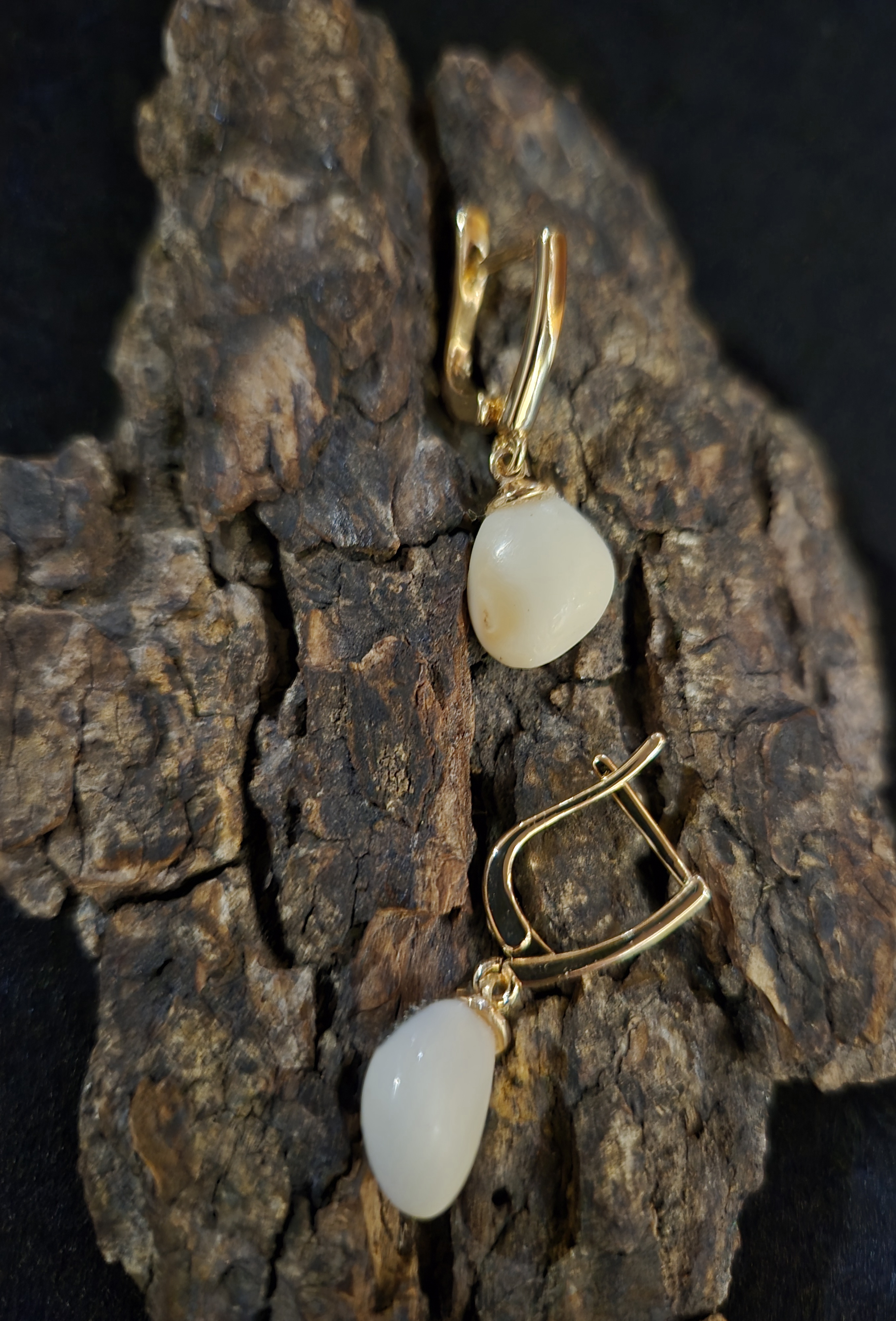 Auskarai iš tauriojo elnio dantų - ,,perlų" /Earrings of red deer teeth - "pearls" 