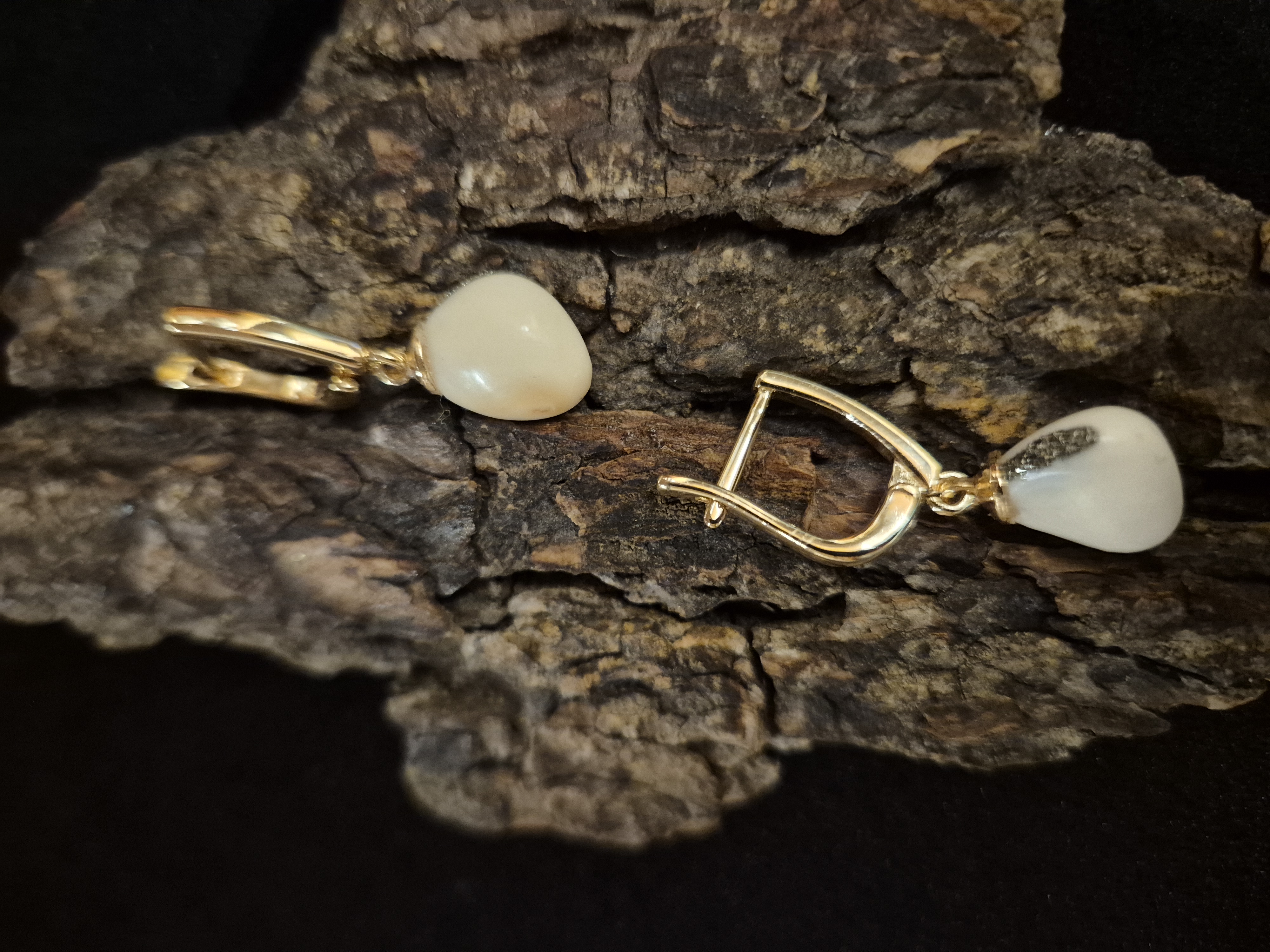 Auskarai iš tauriojo elnio dantų - ,,perlų" /Earrings of red deer teeth - "pearls" 