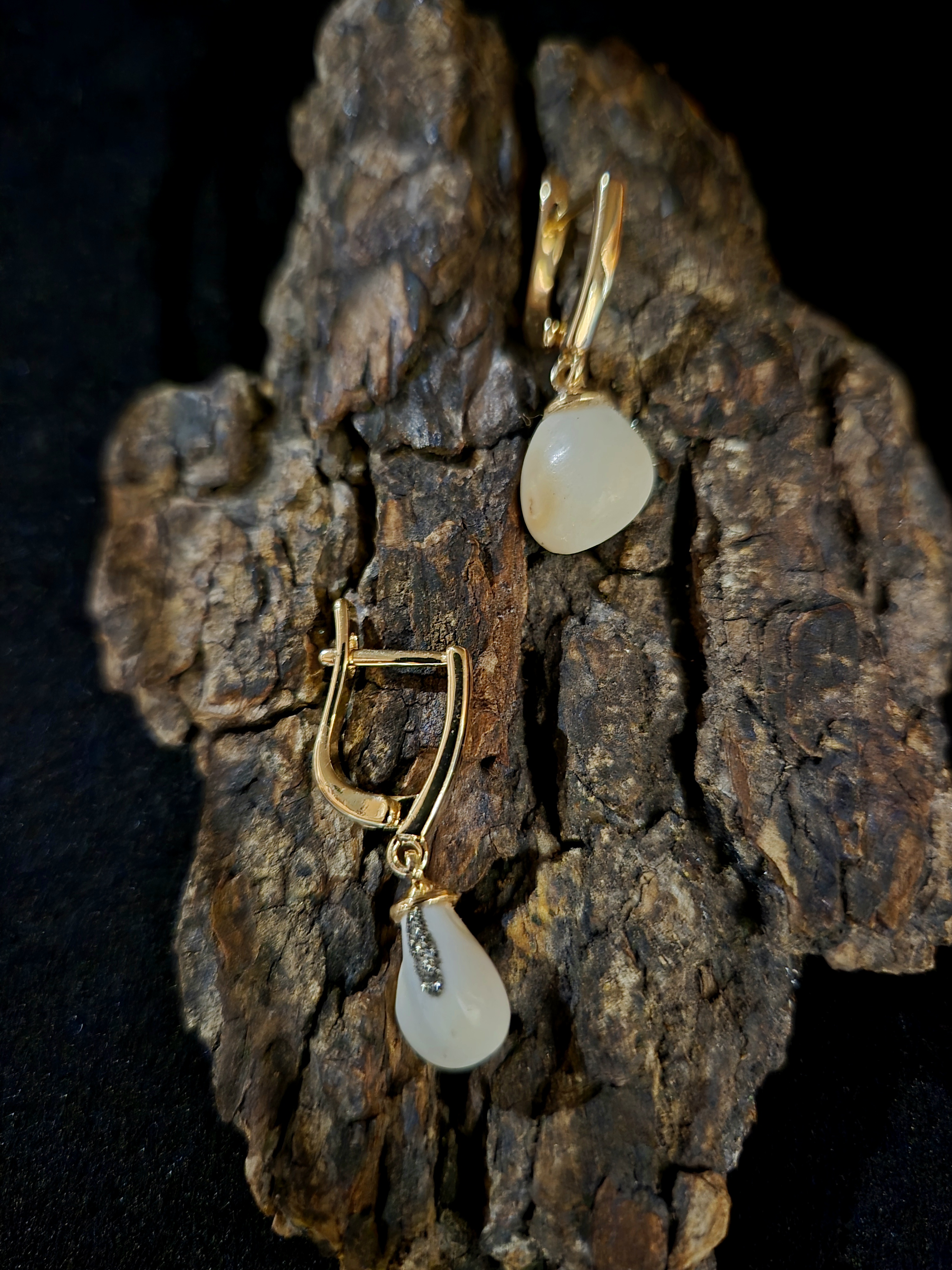 Auskarai iš tauriojo elnio dantų - ,,perlų" /Earrings of red deer teeth - "pearls" 